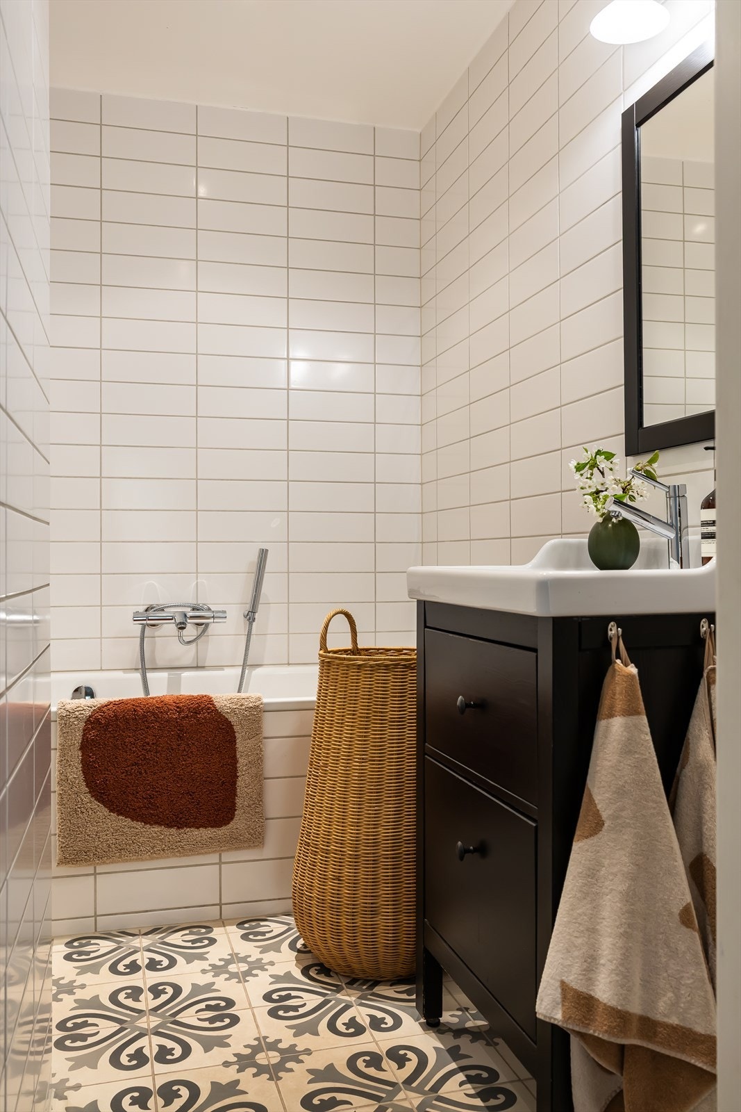 Badet er innredet i en klassisk stil som passer med resten av leiligheten. Galleribilde