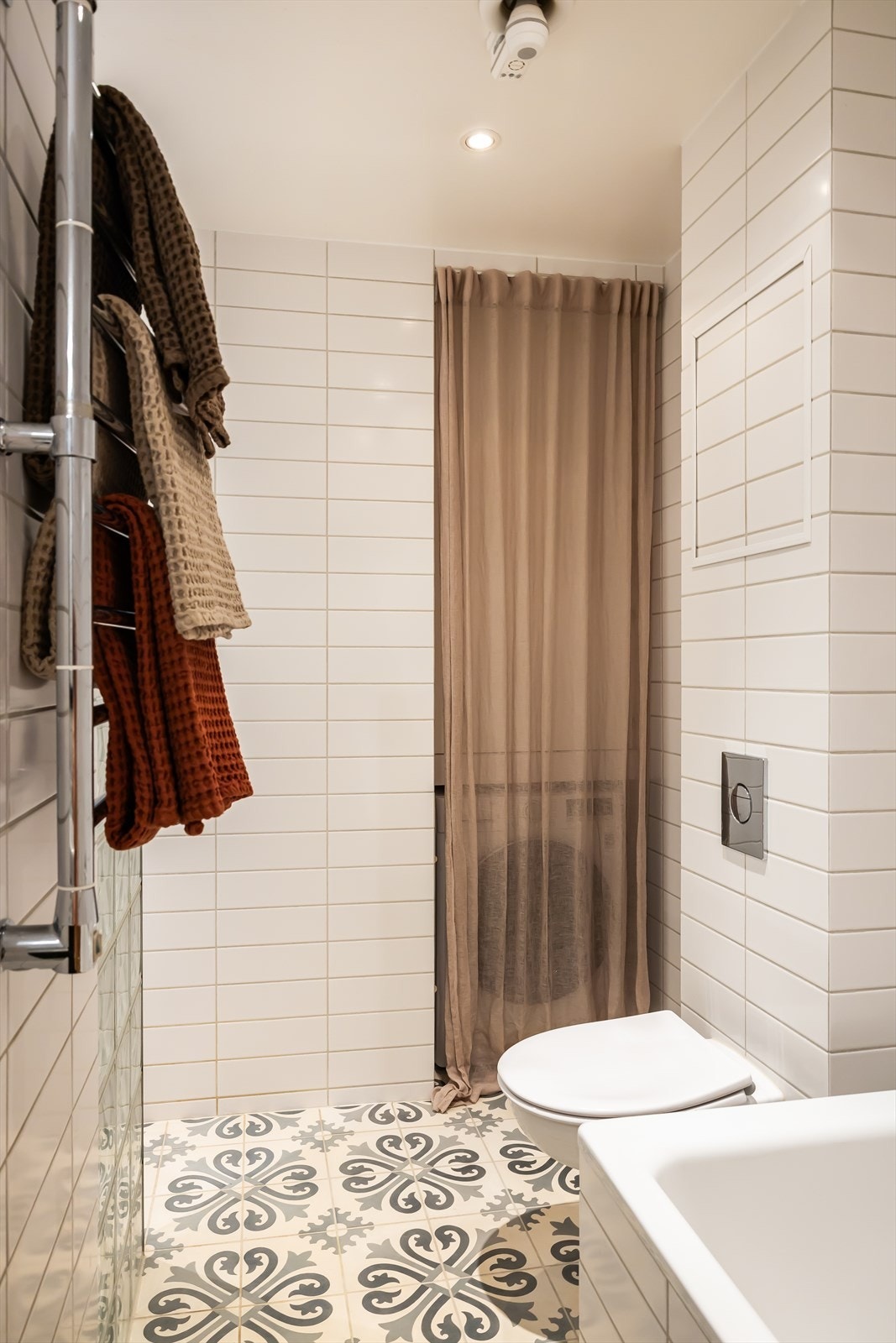 Badet har en egen nisje for vaskemaskin Galleribilde