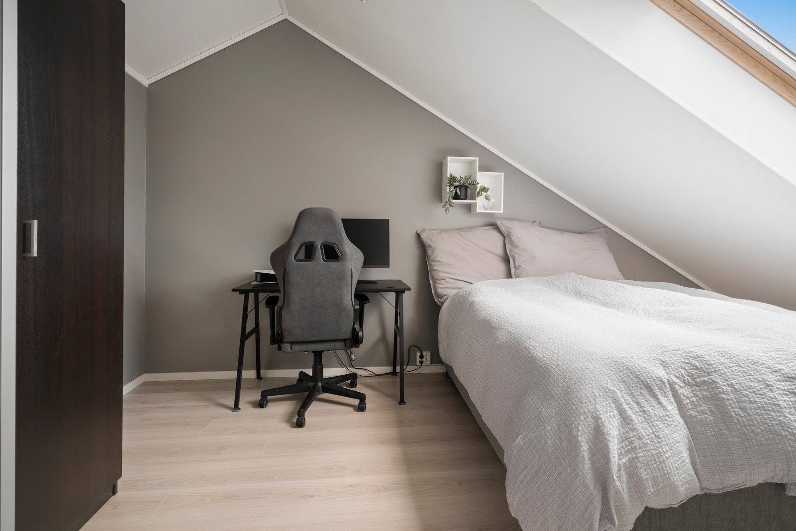 Rommet har plass til både seng og en liten arbeids- eller studieplass. Galleribilde