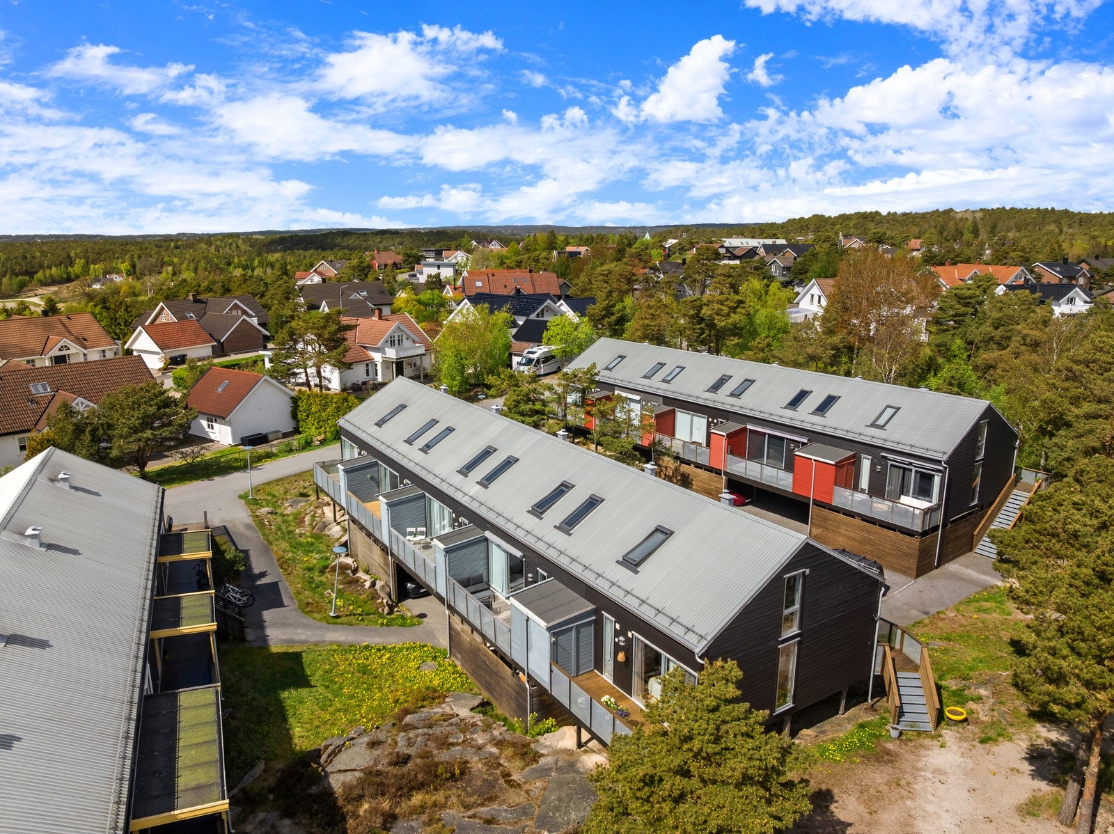 Eiendommen ligger i Buskogen, et familievennlig område med trygge internveier og flere lekeplasser. Galleribilde