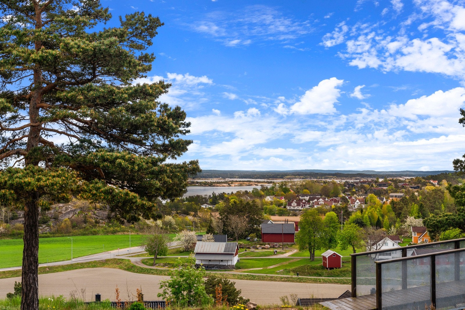Man kan se langt utover nærområdet og ut til sjøen fra verandaen Galleribilde
