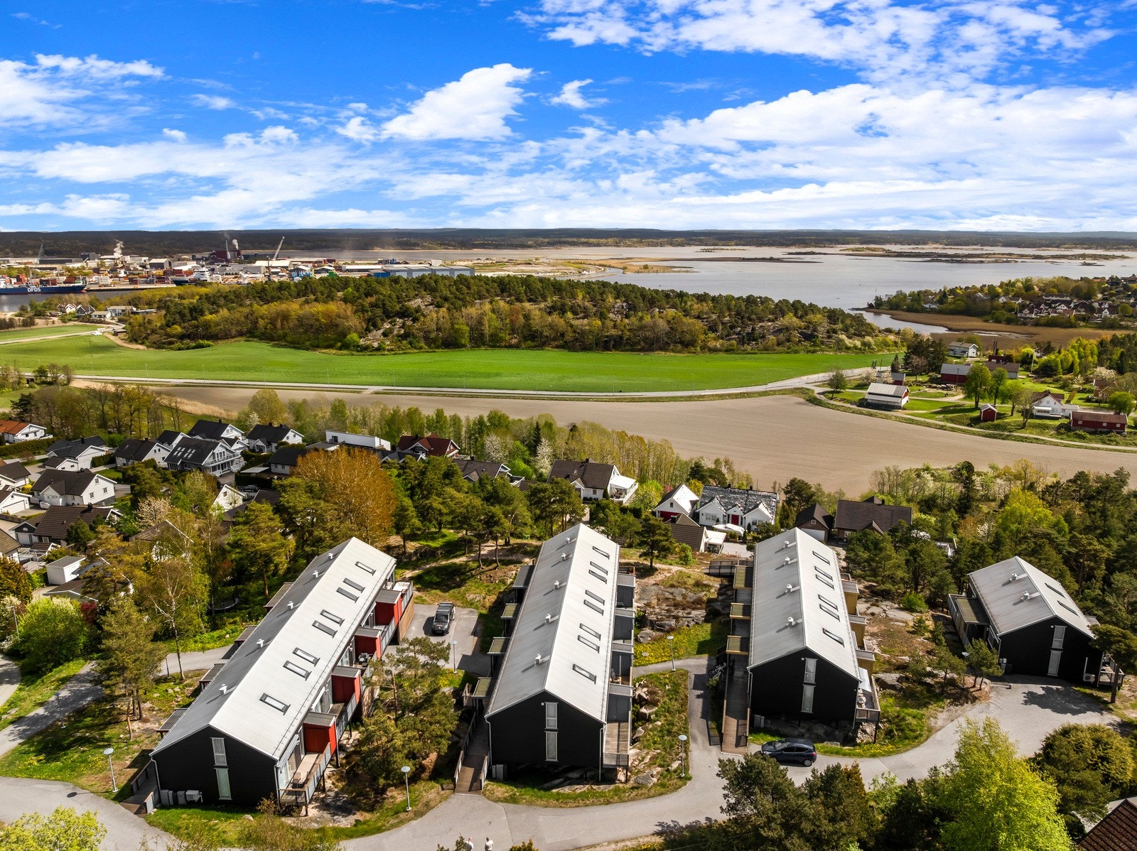 Nærhet til Fredrikstad sentrum med sitt yrende folkeliv. Fra Fredrikstad stasjon er det gode togforbindelser videre. Galleribilde