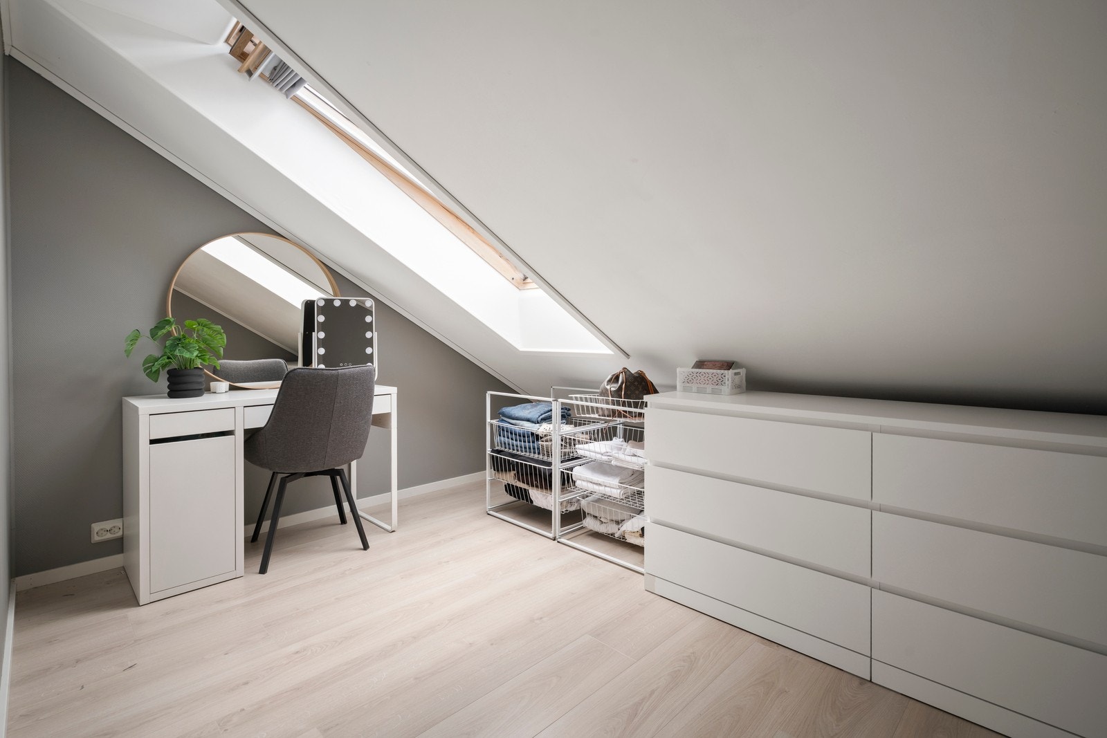 Et av rommene på loftet er i dag innredet som et praktisk walk-in-closet med gode oppbevaringsmuligheter. Galleribilde