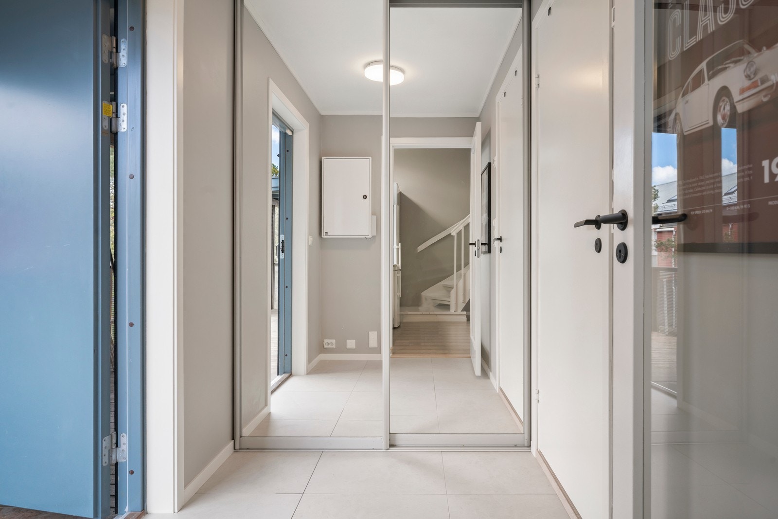 Entréen er praktisk innredet med skyvedørsgarderobe. Det er nylig lagt nye fliser med varmekabler i gulvet. Galleribilde