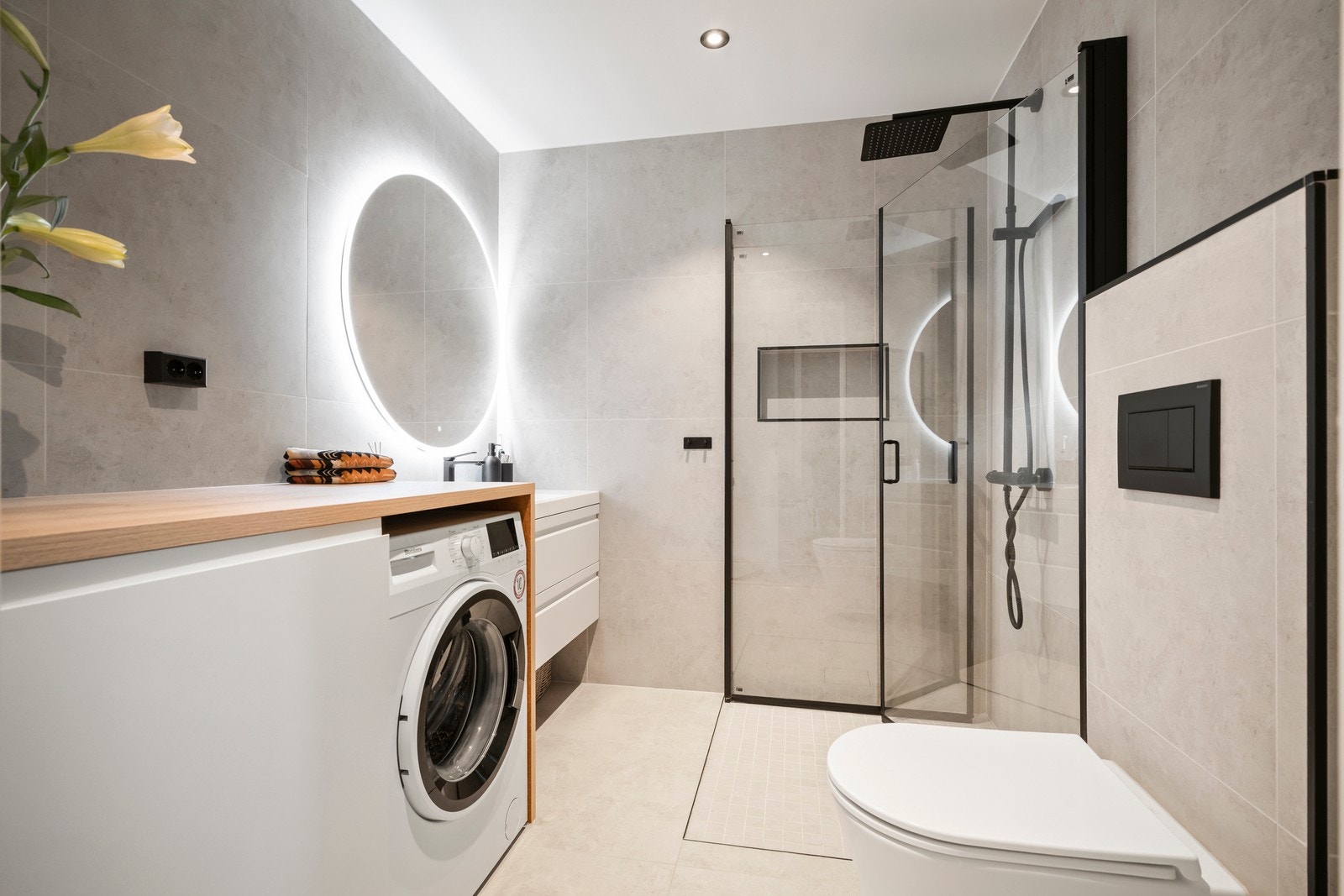 Badet er nylig oppgradert med moderne fliser, baderomsinnredning og dusjløsning med regnfallsdusj. Det er opplegg for vaskemaskin. Galleribilde