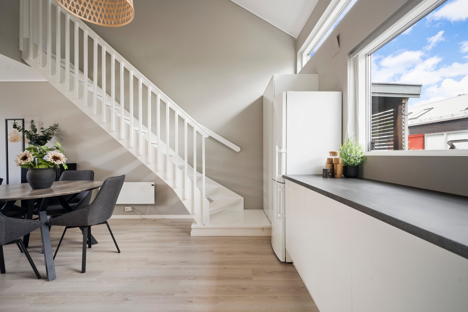 Den åpne trappen fører opp til loftsetasjen, som inneholder flere rom. Galleribilde