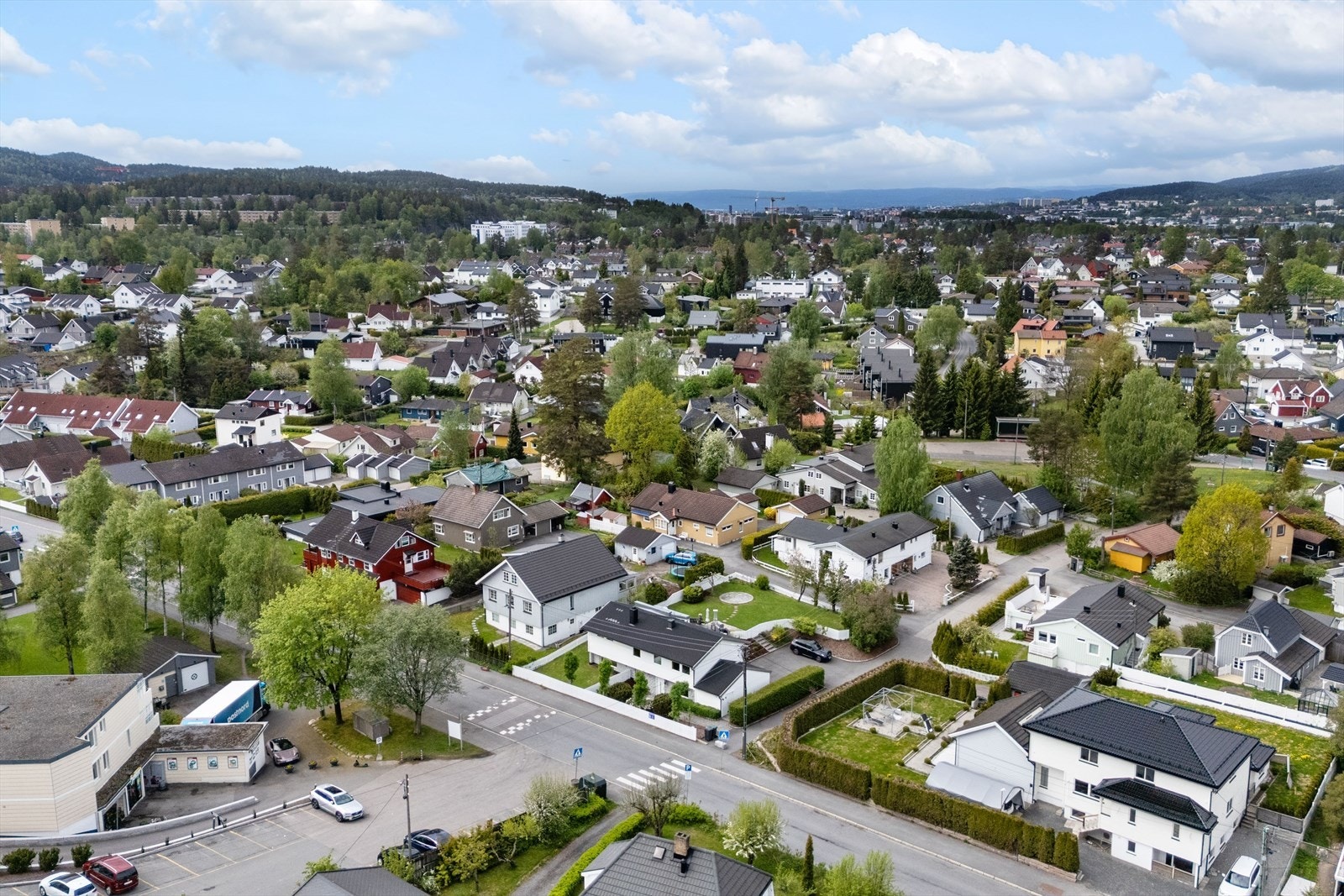 Det er gangavstand til Høybråten togstasjon, og Lørenskog stasjon (linje L1) ligger kun 8 minutter unna til fots. Galleribilde