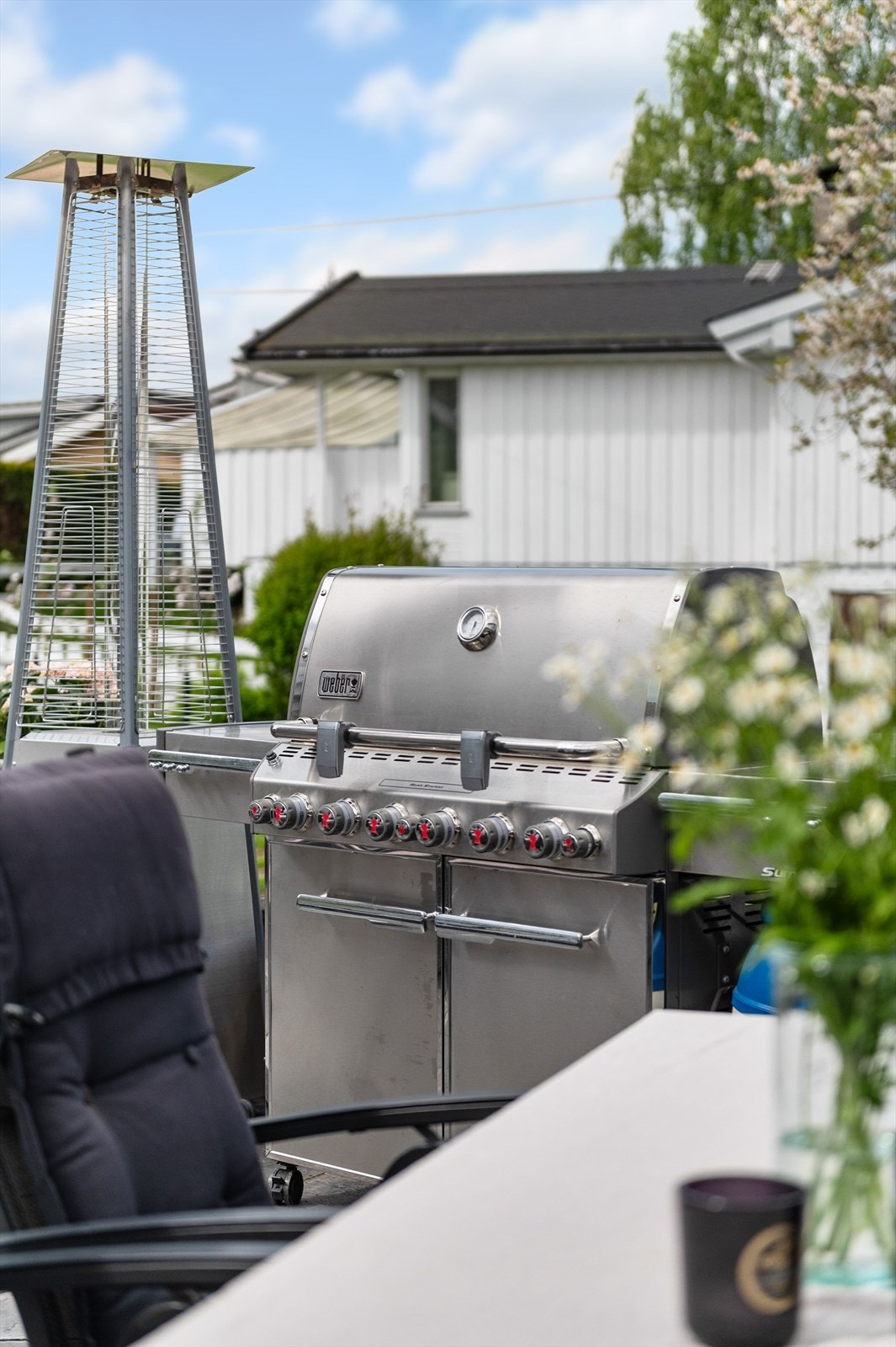 Her er det god plass til grill og utekjøkken for sosiale sammenkomster. Galleribilde