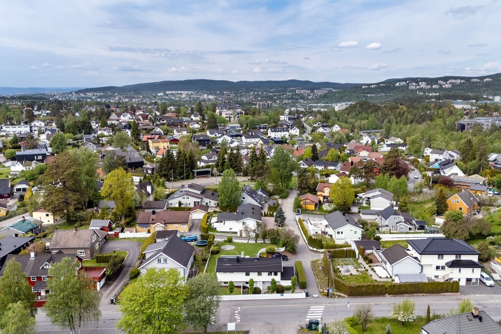 Eiendommen ligger i et attraktivt og etablert boligområde på Høybråten, med nærhet til skoler og barnehager. Galleribilde