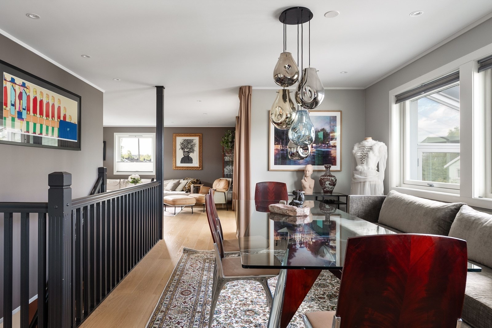 Spisestuen er en naturlig del av den åpne løsningen i første etasje, med god plass til langbord. Galleribilde