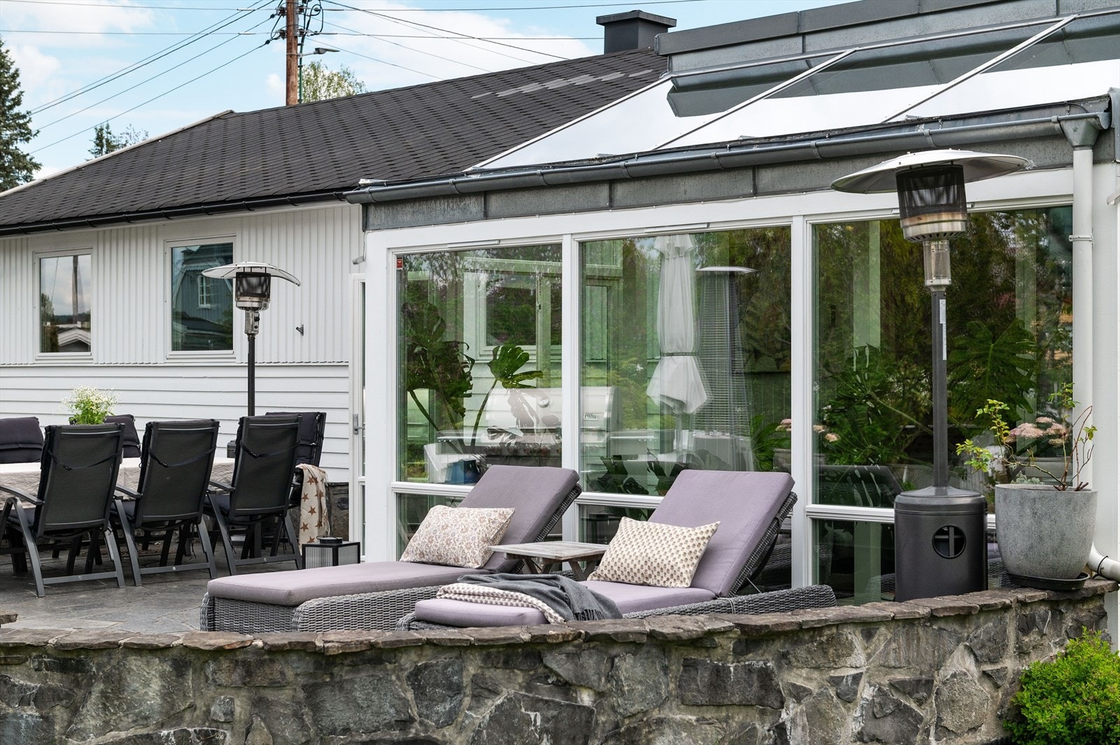 Fra uteplassen er det direkte adkomst til vinterhagen via en to-fløyet terrassedør fra 2013. Galleribilde