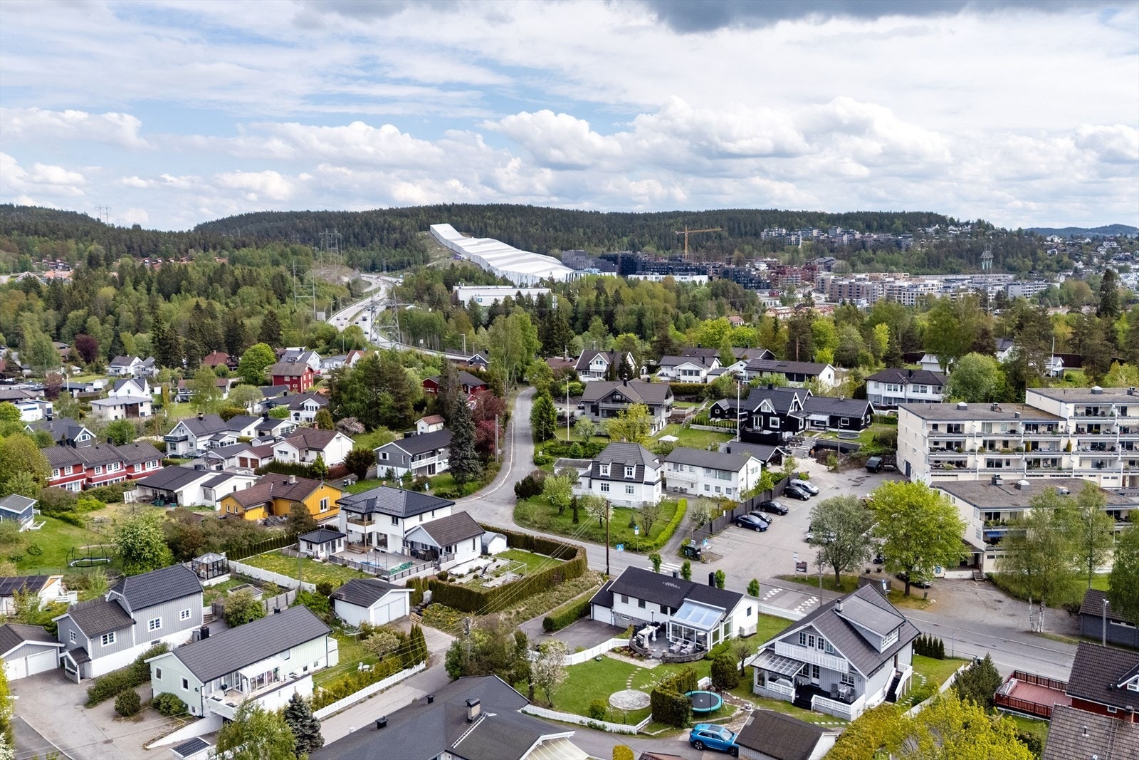 Kort vei til marka med flotte turmuligheter, samt SNØ innendørs skianlegg på Lørenskog. Galleribilde