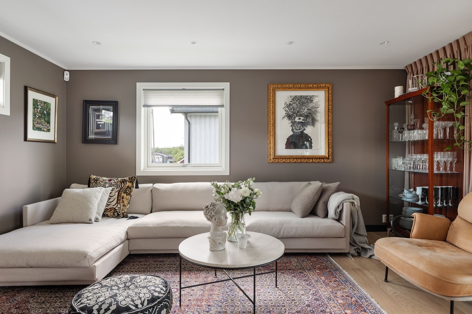 Stuen har god plass til en romslig sofagruppe og flere møbleringssoner. Galleribilde
