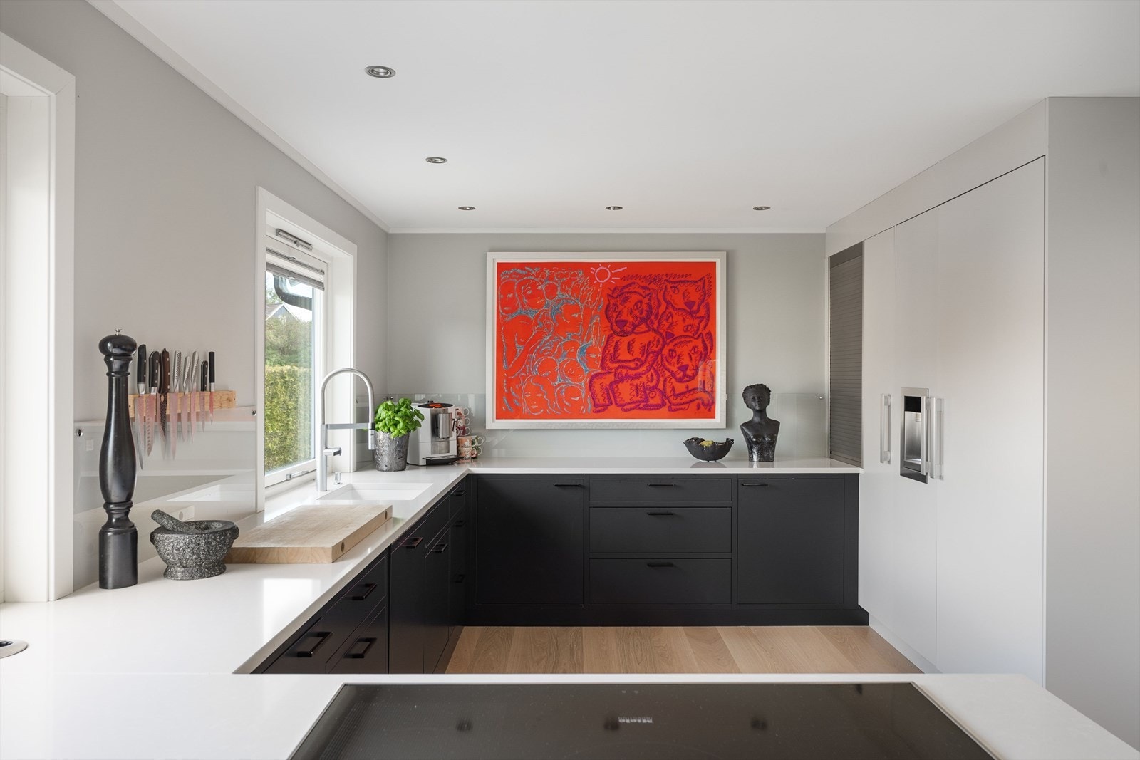 Moderne og velutstyrt kjøkken fra Sigdal (2017) med slette fronter og Corian benkeplate. Galleribilde