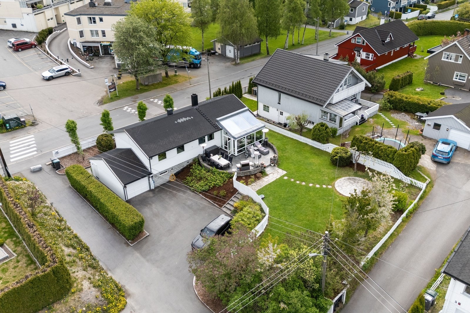 Stor, opparbeidet tomt med en romslig uteplass på 33 m². Her bor du i et etablert område med kort vei til marka. Galleribilde
