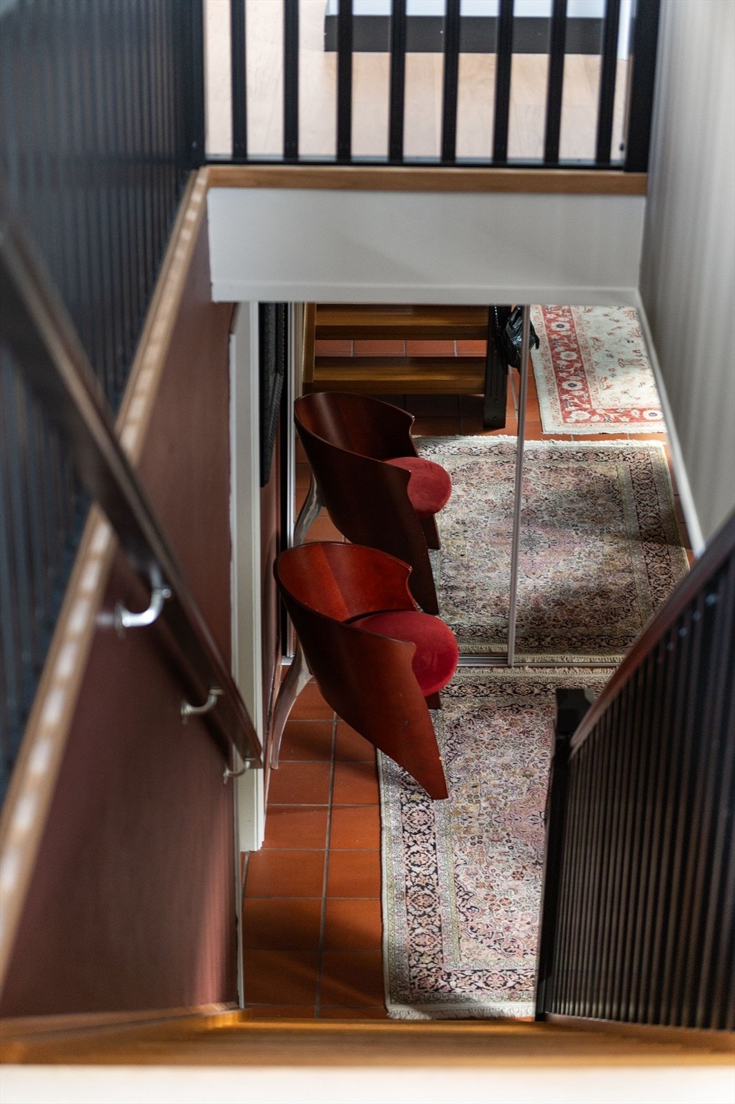 Trappen i eik med åpne opptrinn binder de to etasjene sammen på en elegant måte. Galleribilde