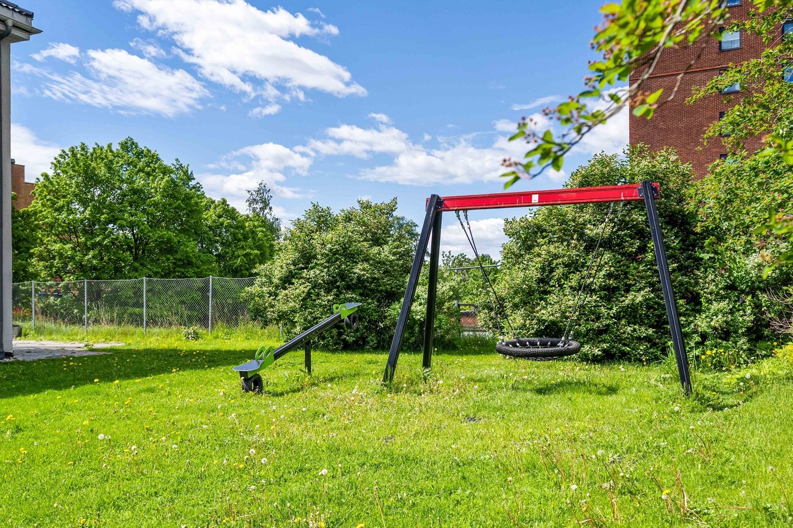 Fellesarealet er pent opparbeidet med plen og beplanting. Galleribilde