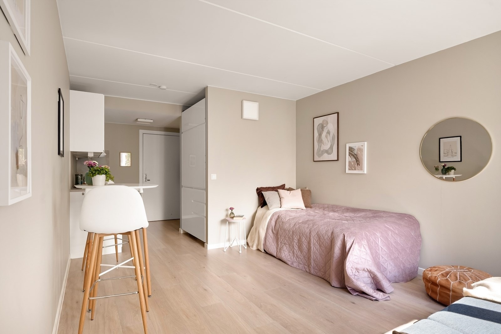 Veggene er malt i delikate farger og gulvet er belagt med laminat. Galleribilde