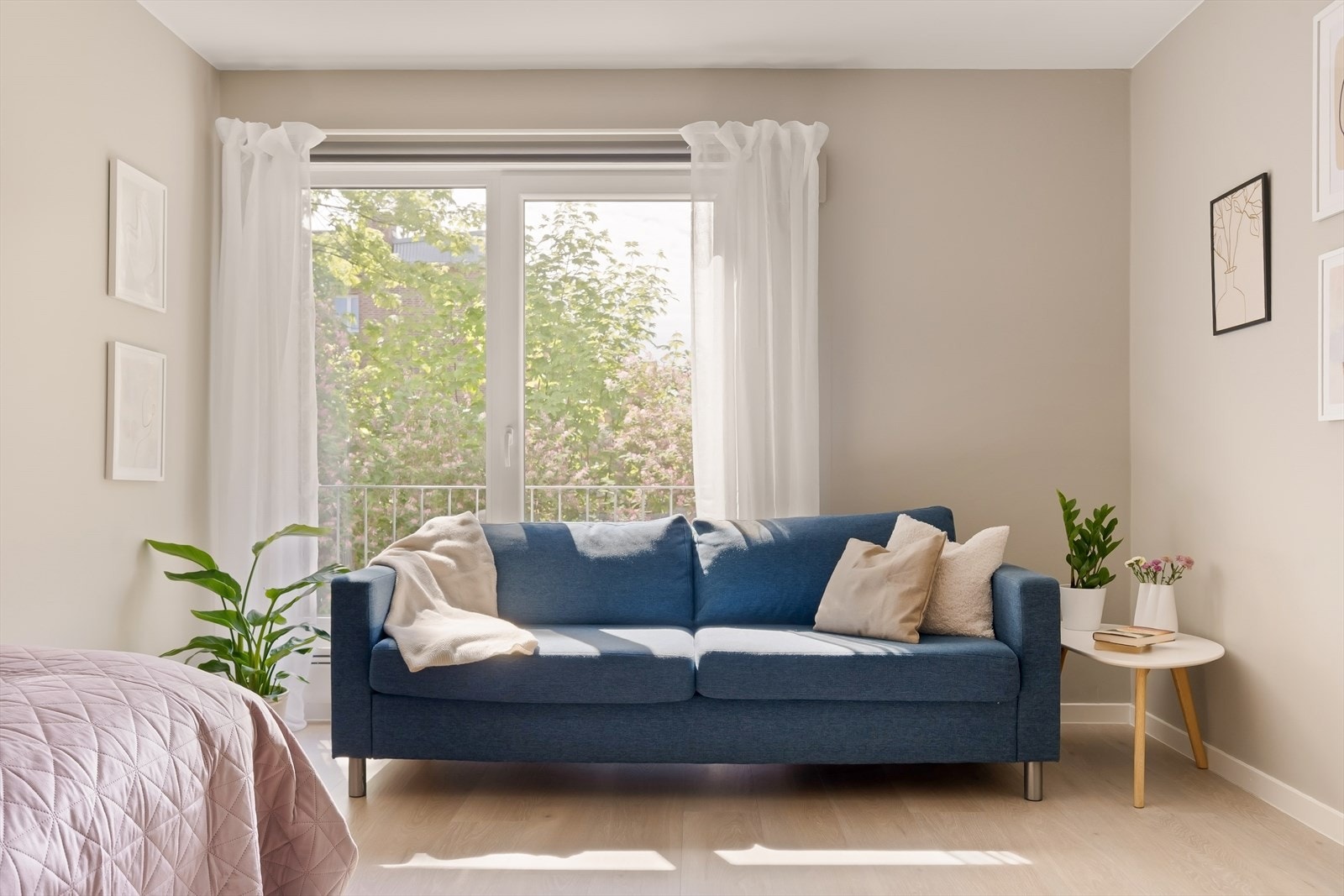 Det store vinduet slipper inn rikelig med dagslys. Galleribilde