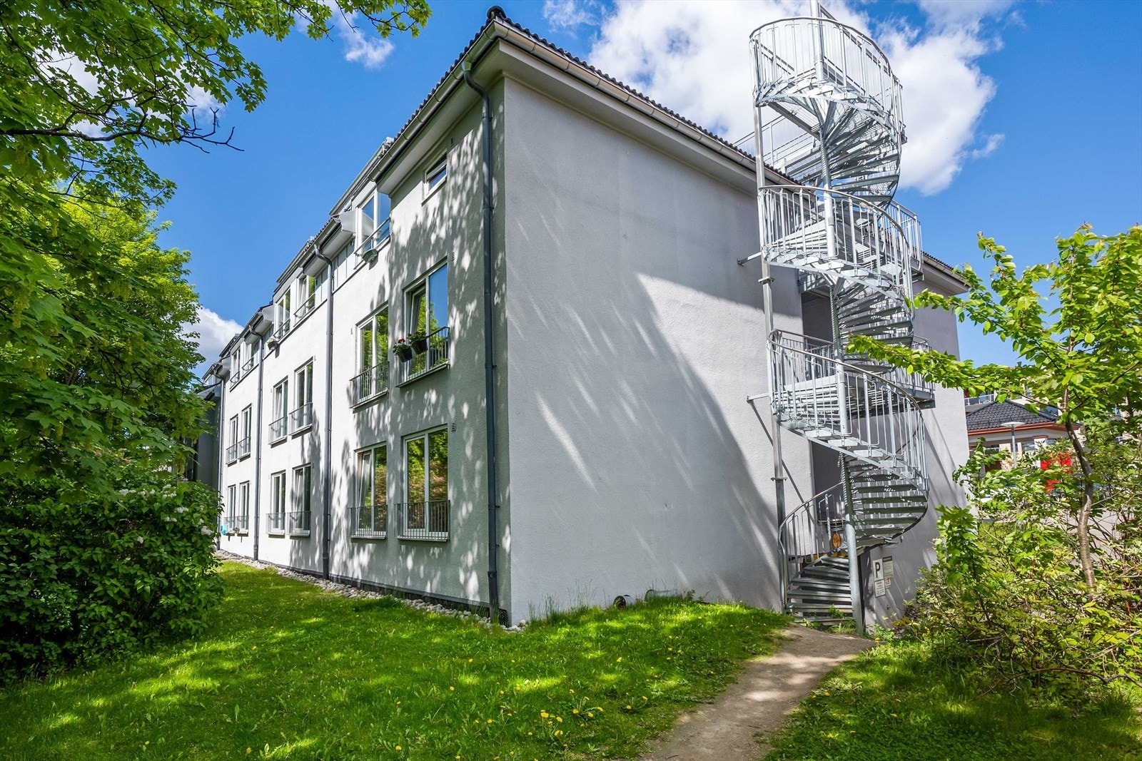 Her bor du i sentrale omgivelser med nærhet til gode bussforbindelser, dagligvarehandel og flere andre fasiliteter Galleribilde