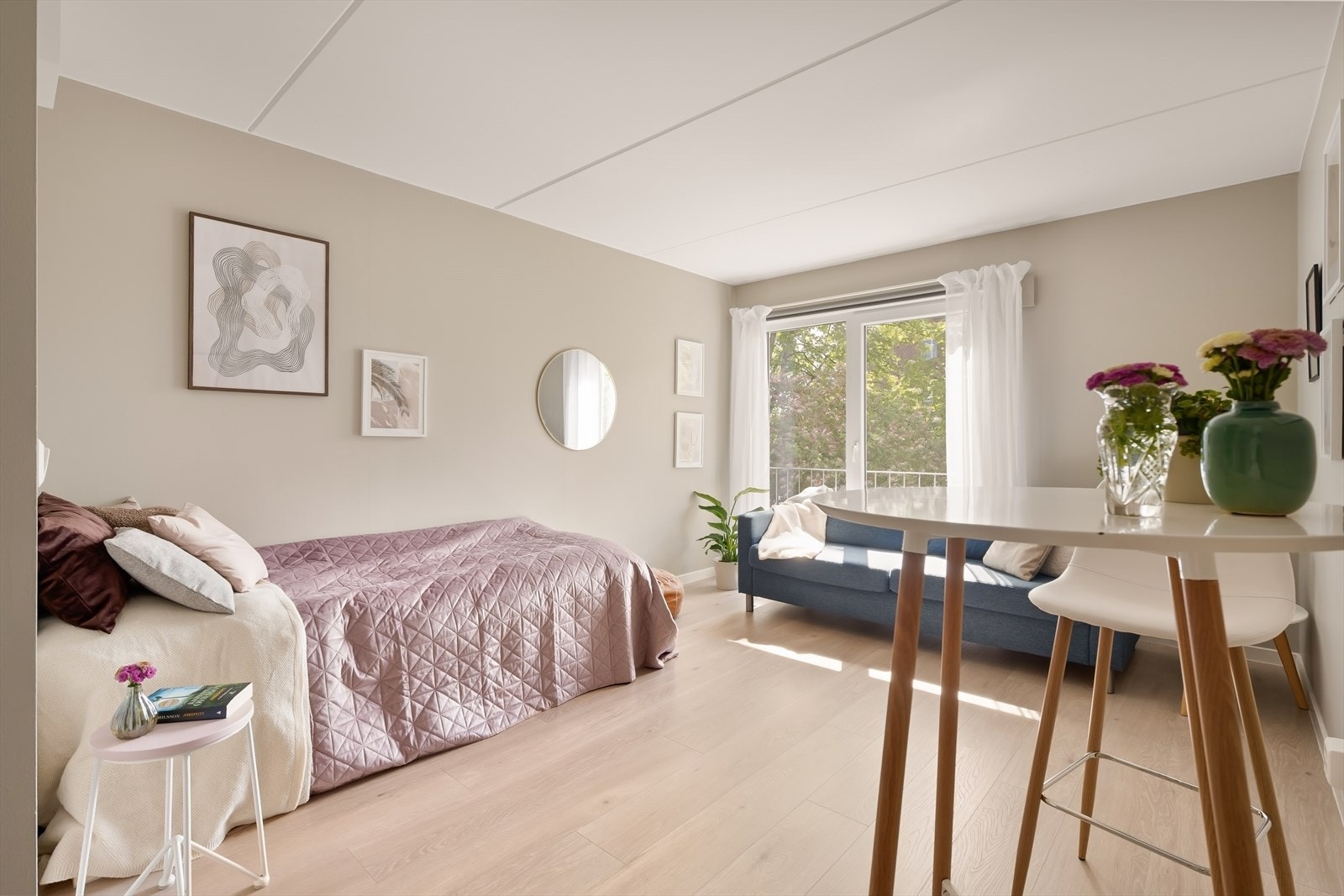 Stuen er enkel å møblere med plass til både sofa, seng og en liten spiseplass. Galleribilde