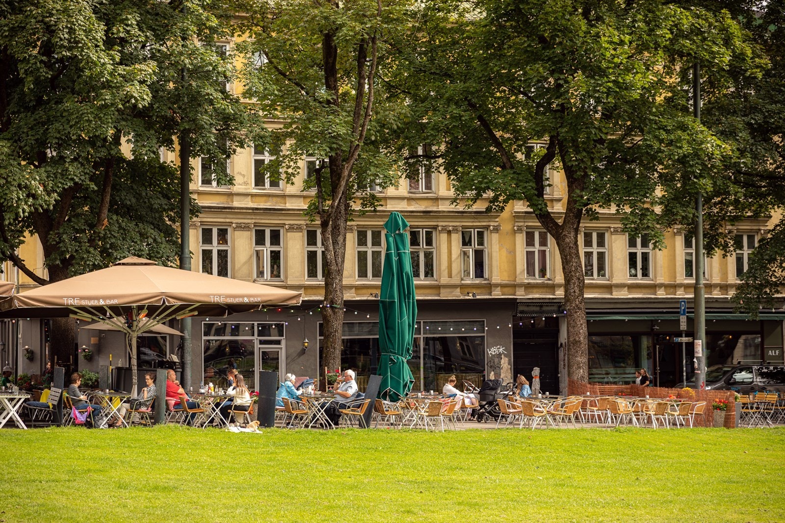 Fra leiligheten er det kort vei til Kiellands Plass med sine mange gode uteserveringer i solen Galleribilde