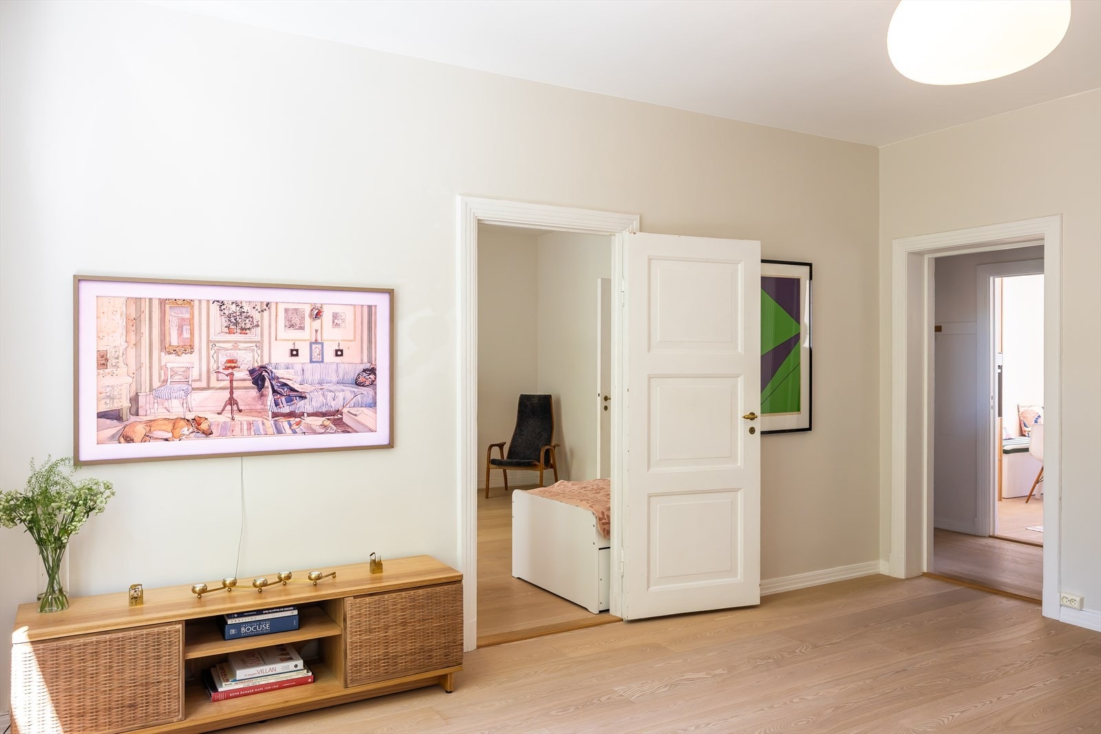 Stor stue med god plass til sofagruppe og spisebord Galleribilde