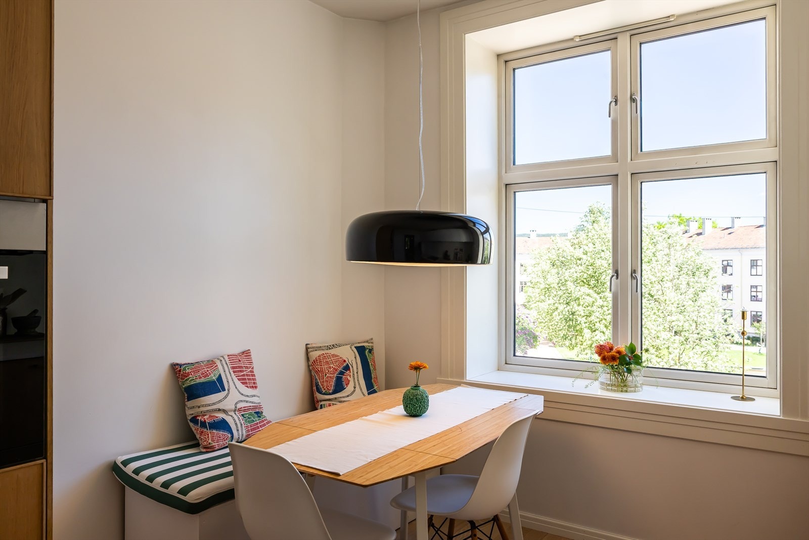 Hyggelig spiseplass ved vinduet, perfekt for morgenkaffen. Galleribilde