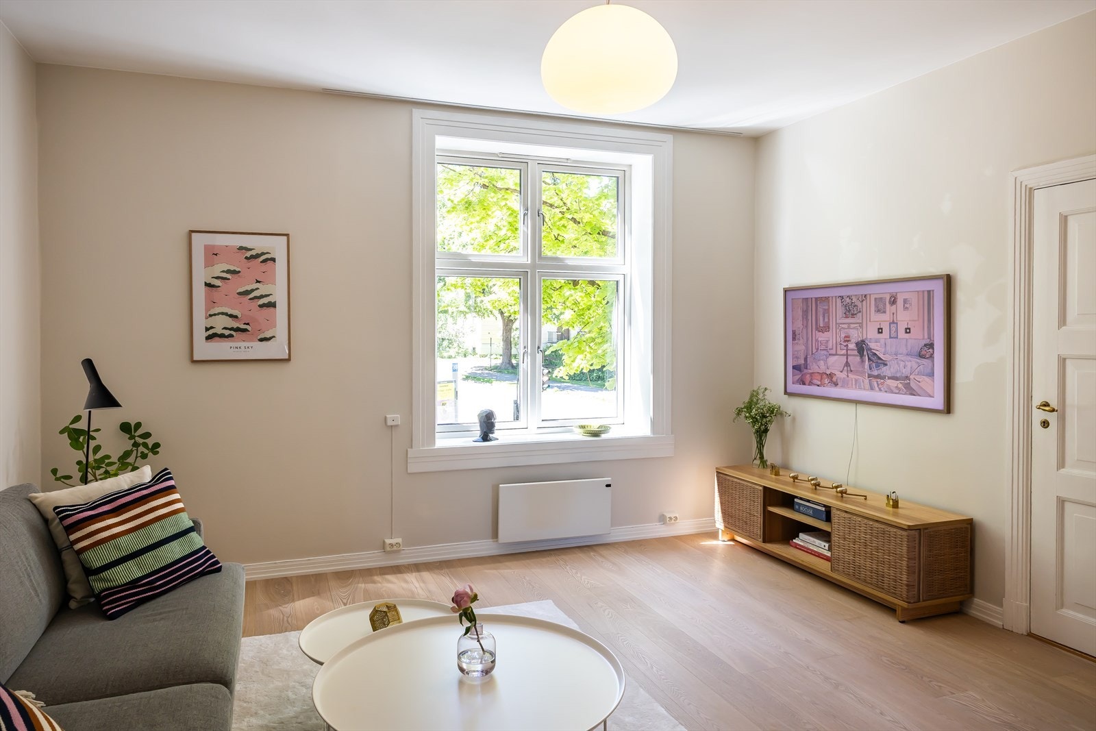 Stuen er romslig og har plass til flere soner Galleribilde
