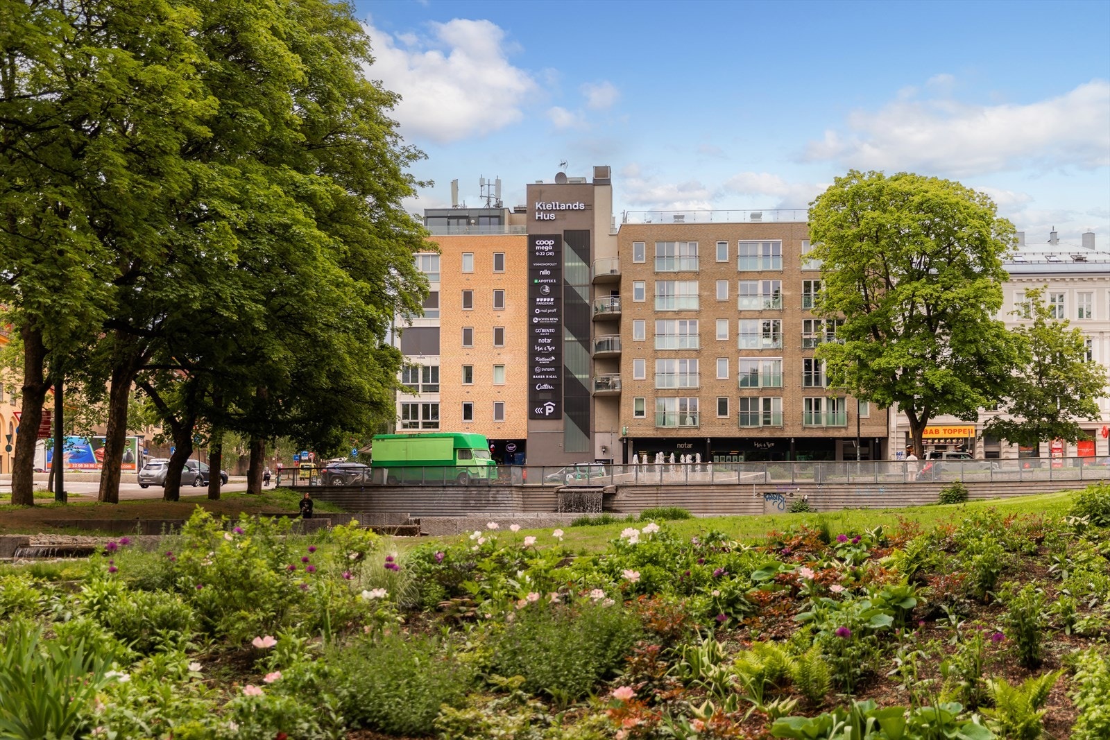 Kielland hus med en rekke servicetilbud er kun en kort spasertur unna leiligheten Galleribilde