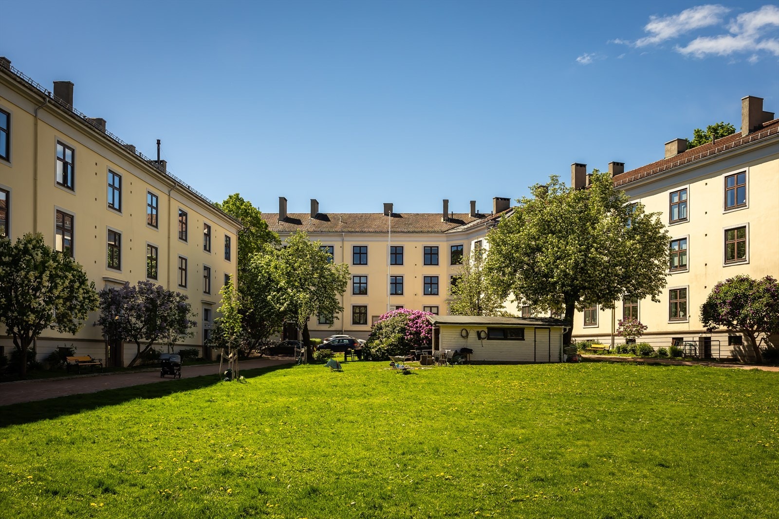 Bakgården er et sosialt og trygt samlingspunkt for både små og store, og er en viktig del av det gode bomiljøet. Galleribilde
