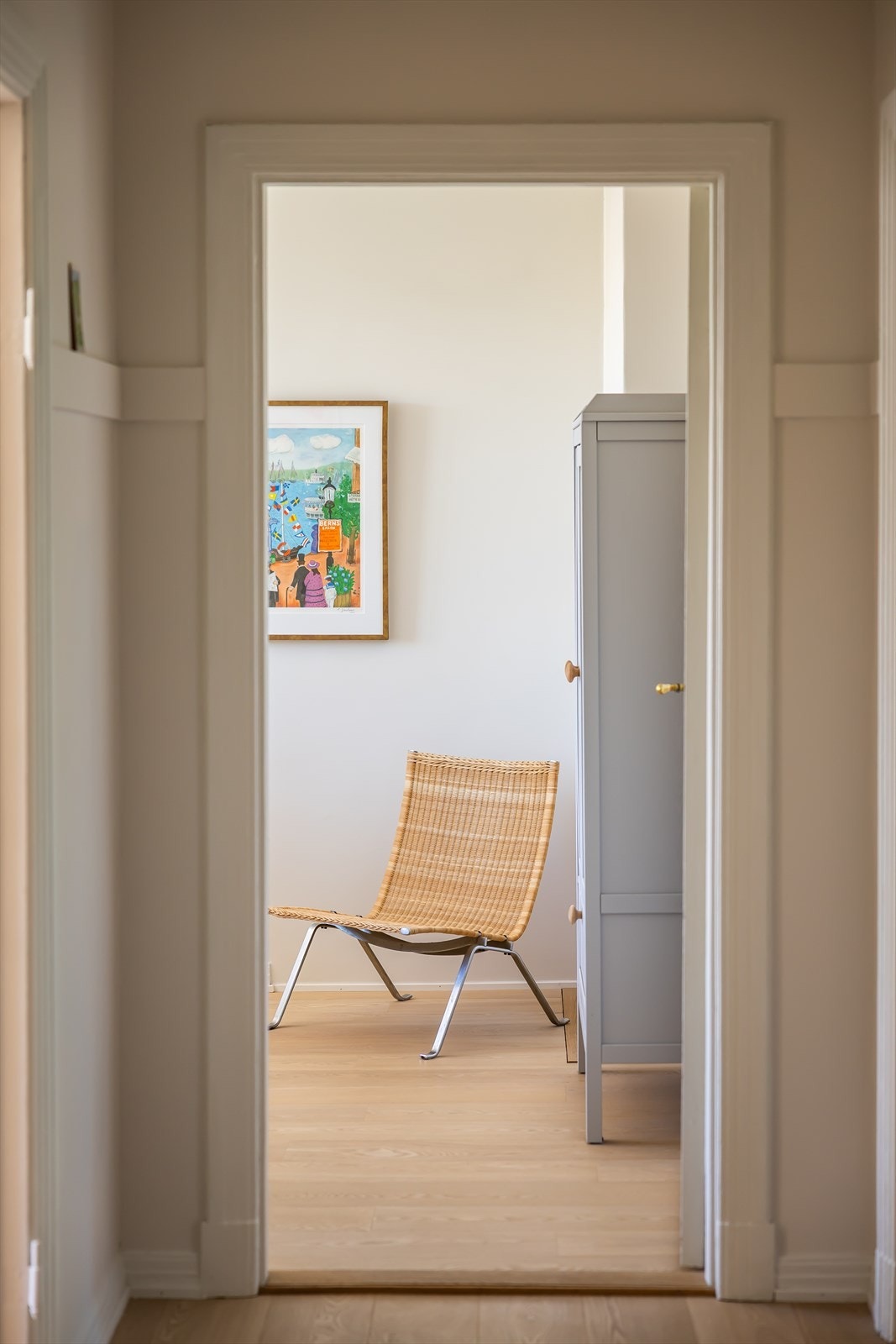 Fra entreen ser man mot det romslige hovedsoverommet Galleribilde