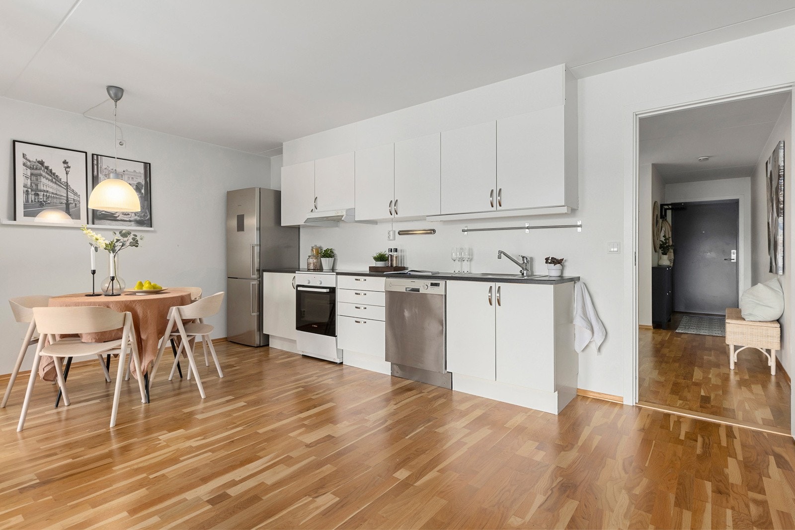 Kjøkkeninnredningen har slette fabrikklakkerte fronter, laminat benkeplate, enkel oppvaskkum, ventilator, komfyrvakt, komfyr og oppvaskmaskin. Galleribilde