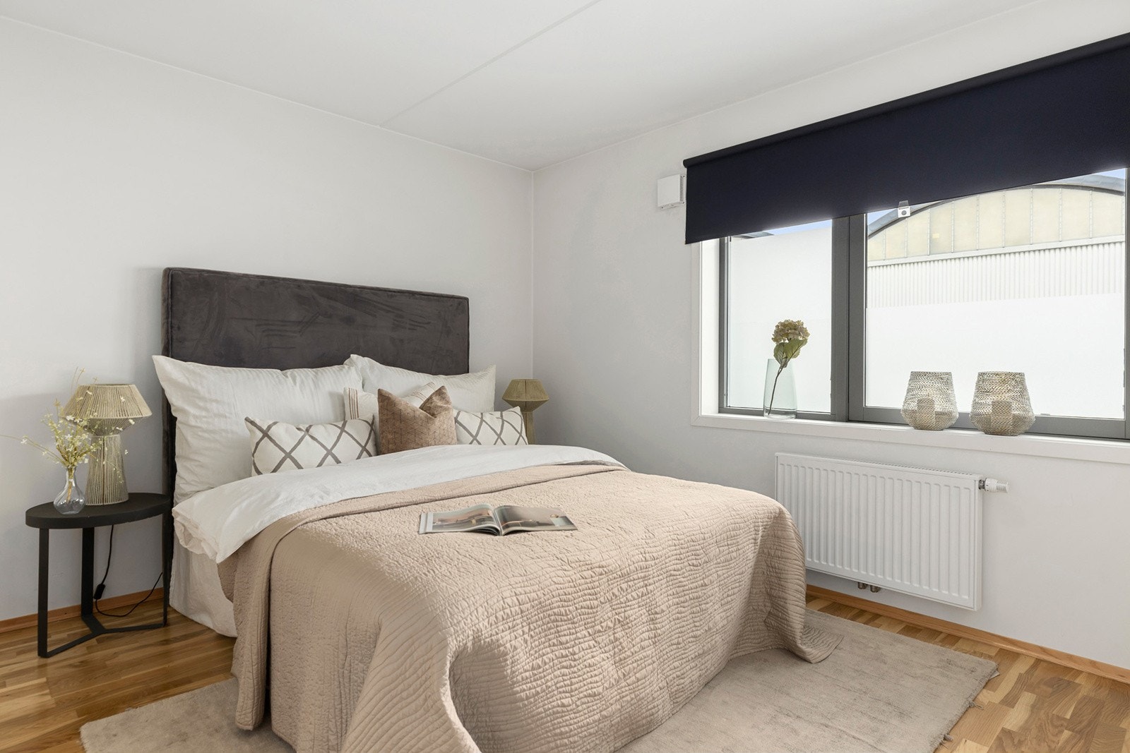 Leilighetens hovedsoverom har god plass til dobbeltseng, nattbord og garderobe. Galleribilde