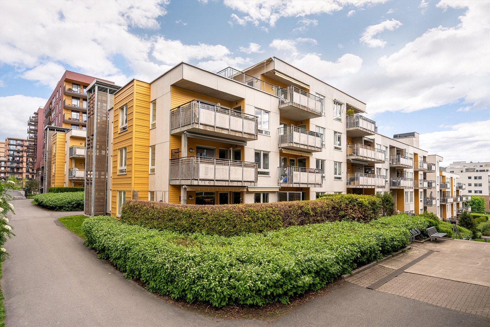 Eiendommen er seksjonert, og leiligheten er tilknyttet Lørenparken Boligsameie, med sameiebrøk 73/13859. Sameiet består av 10 bygninger med til sammen 200 boligseksjoner. Galleribilde