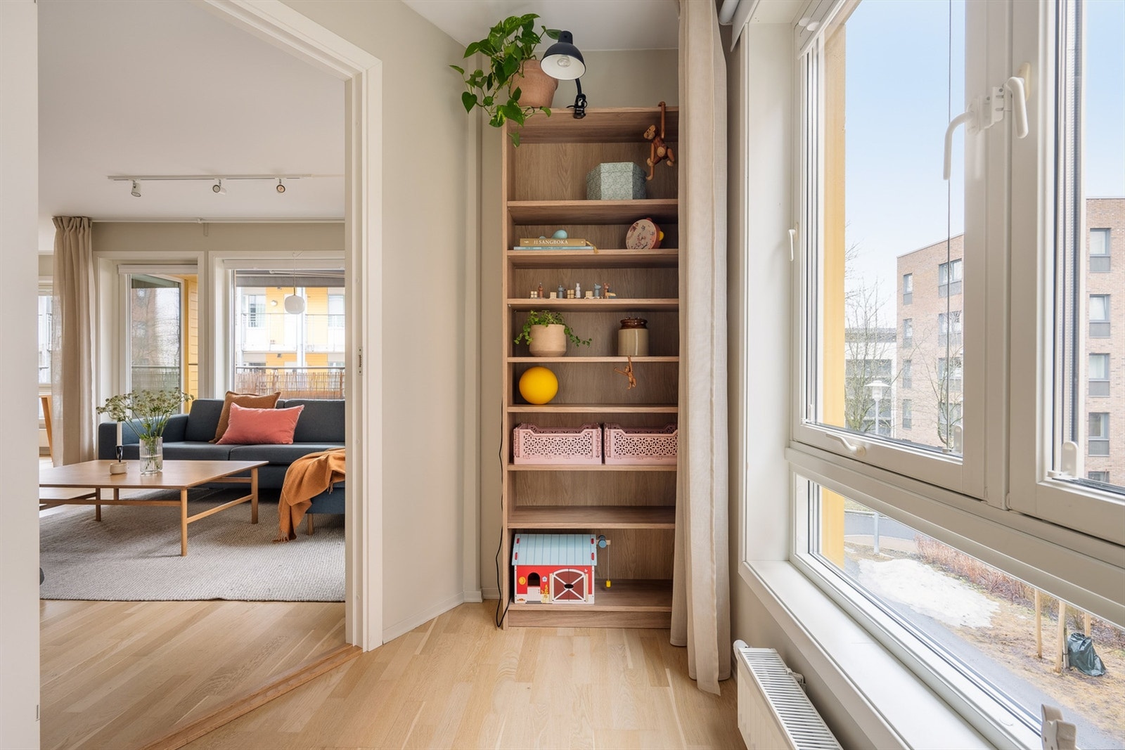 Selger har satt opp lettvegg i stue for å etablere et ekstra soverom. Galleribilde