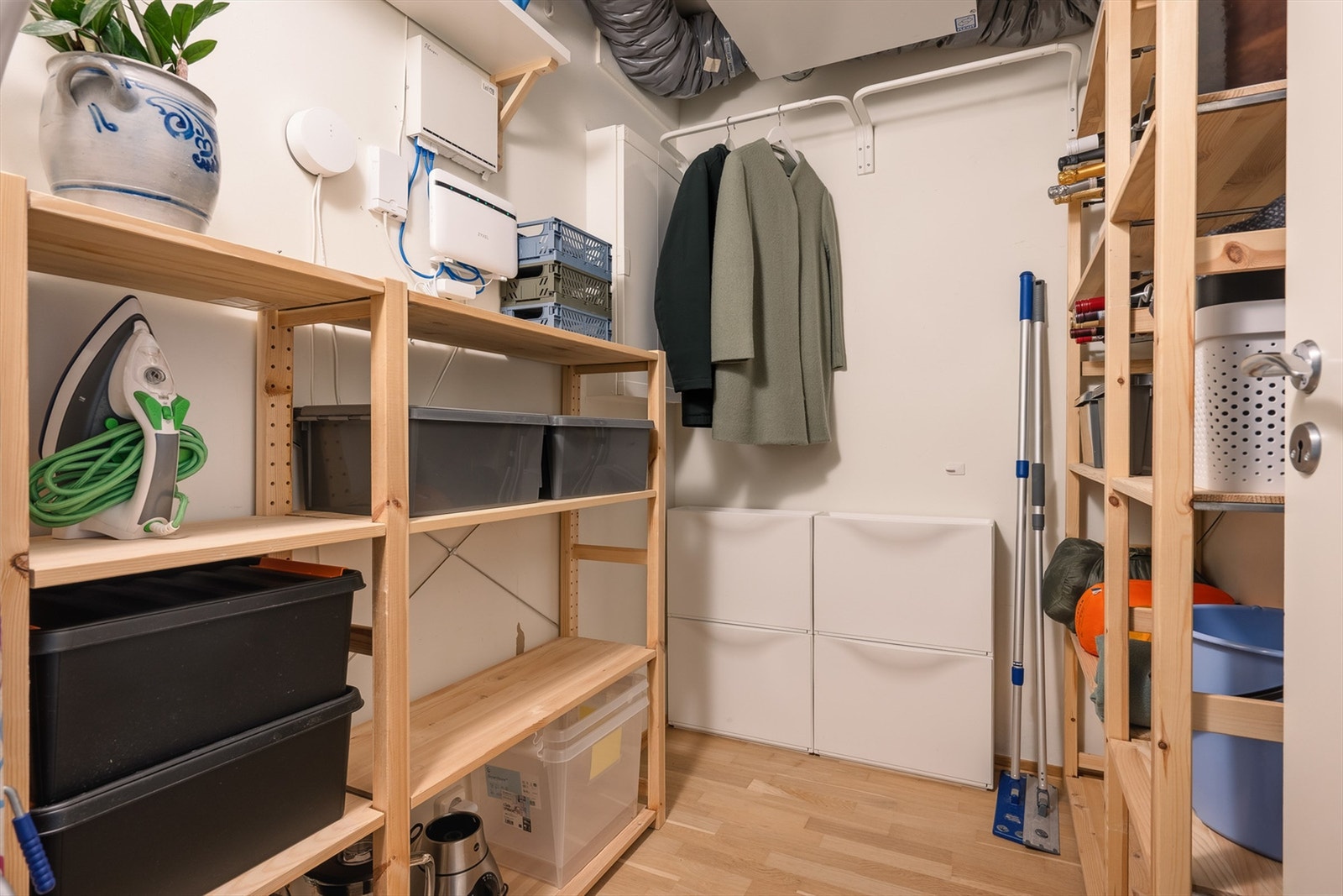 Fra entré er det også adkomst til en romslig innvendig bod med god plass til skap eller hylleløsning, samt alt man gjerne skulle ønske å gjemme vekk. Galleribilde