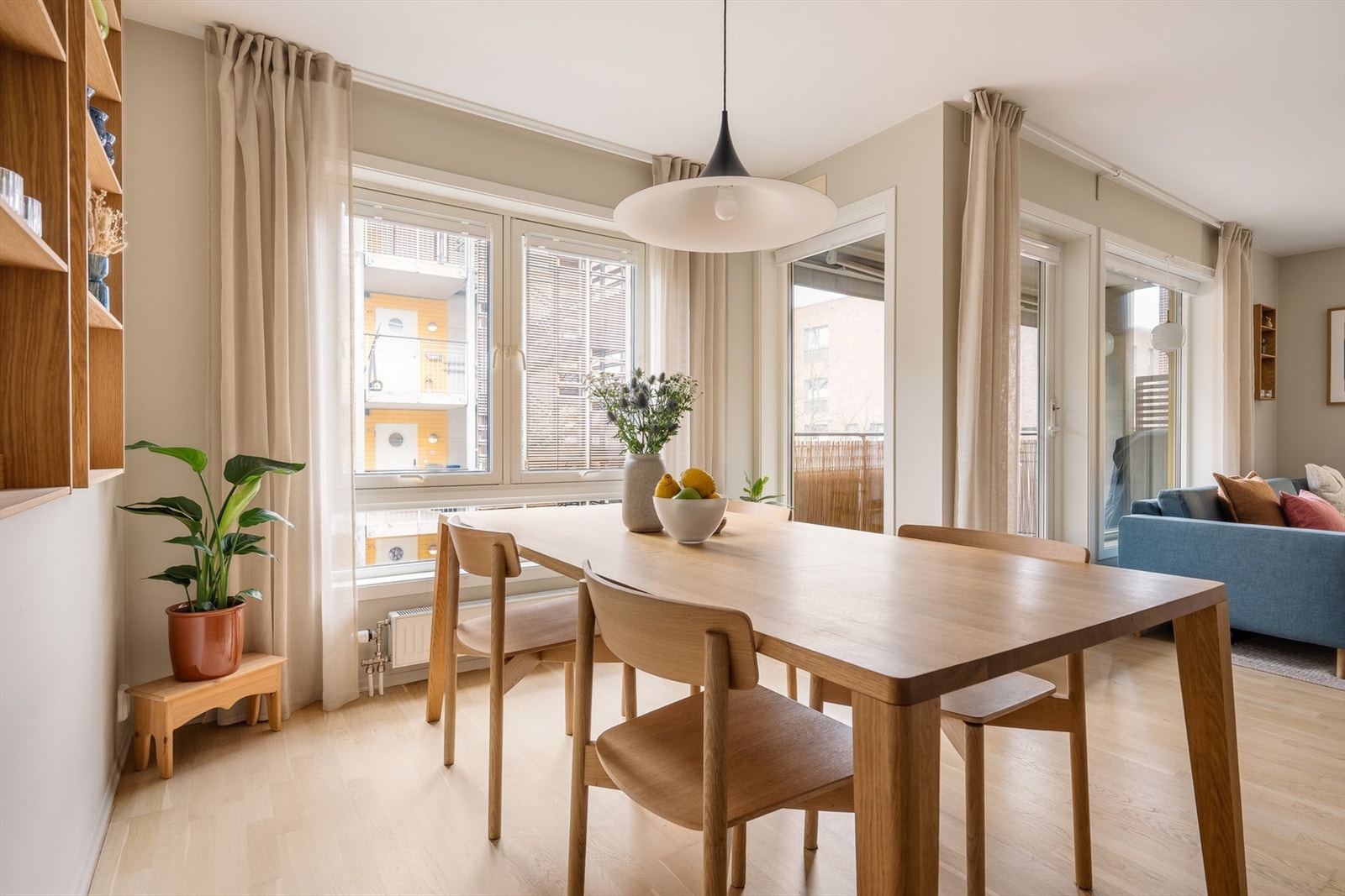 Lyss fra flere siden ved spisestuen. Galleribilde