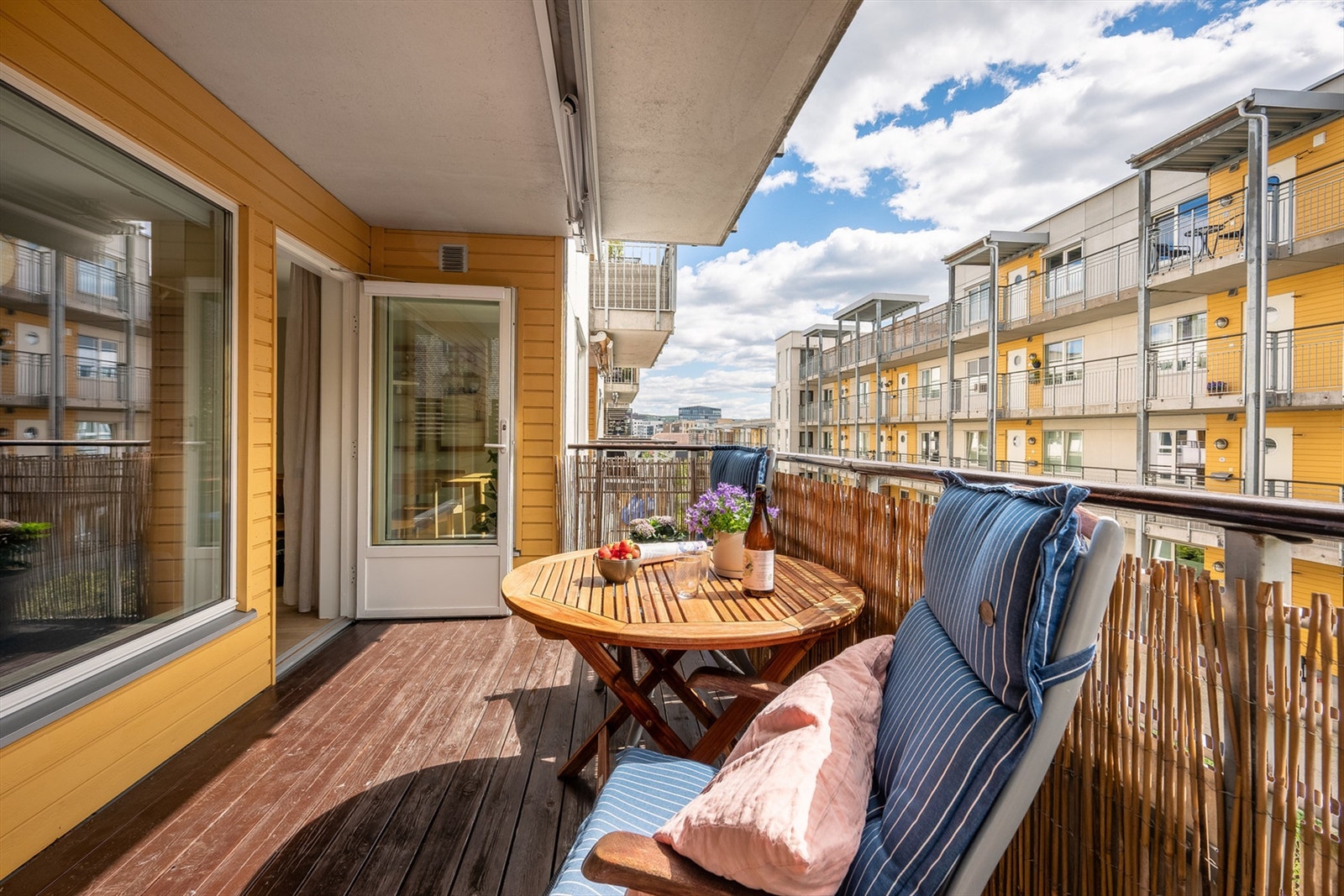 Fra stuen er det utgang til balkong, som blir en herlig forlengelse av boligen på sommerhalvåret. Galleribilde