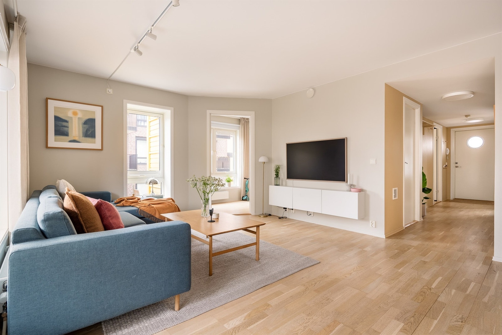 Boligen ligger på enden av bygget, som gir store vindusflater på flere kanter. Galleribilde
