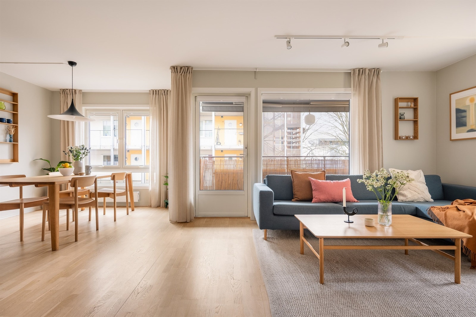 Lys, romslig og behagelig stue som blir et naturlig samlingspunkt i boligen. Galleribilde