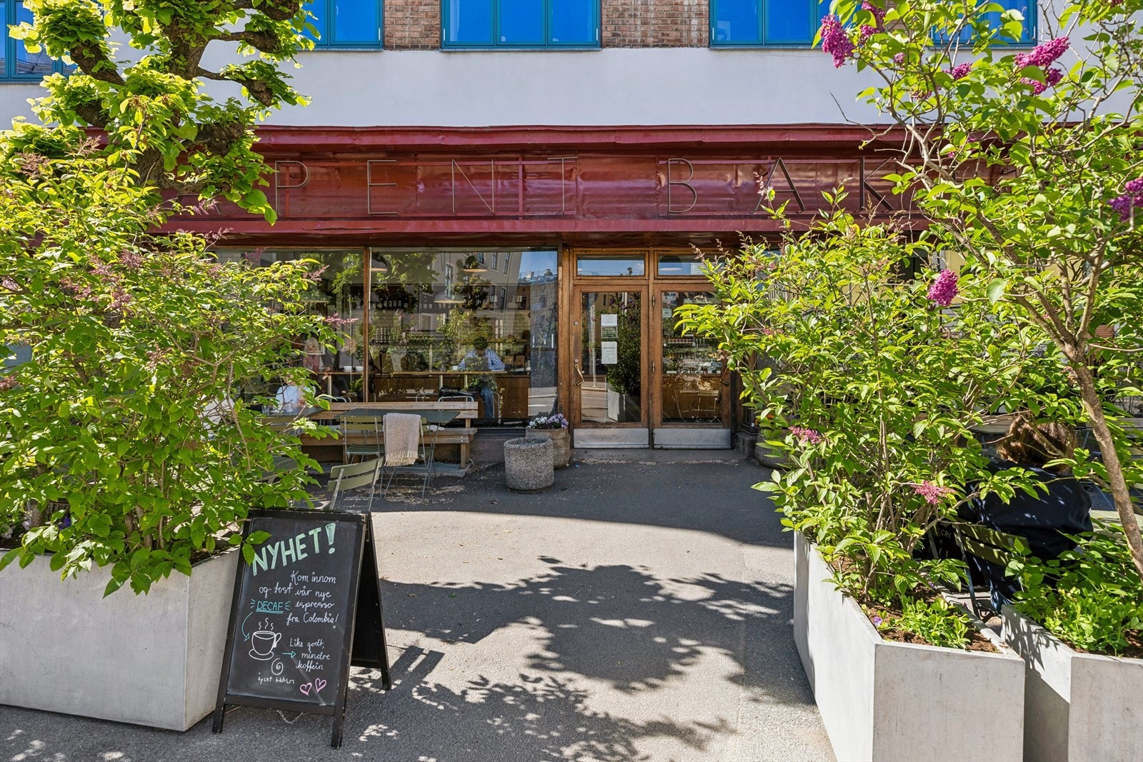 Populære Åpent Bakeri, som på kveldstid forvandles til Lofthus Samvirkelag - Kjent som en av byens beste pizzarestauranter. Galleribilde