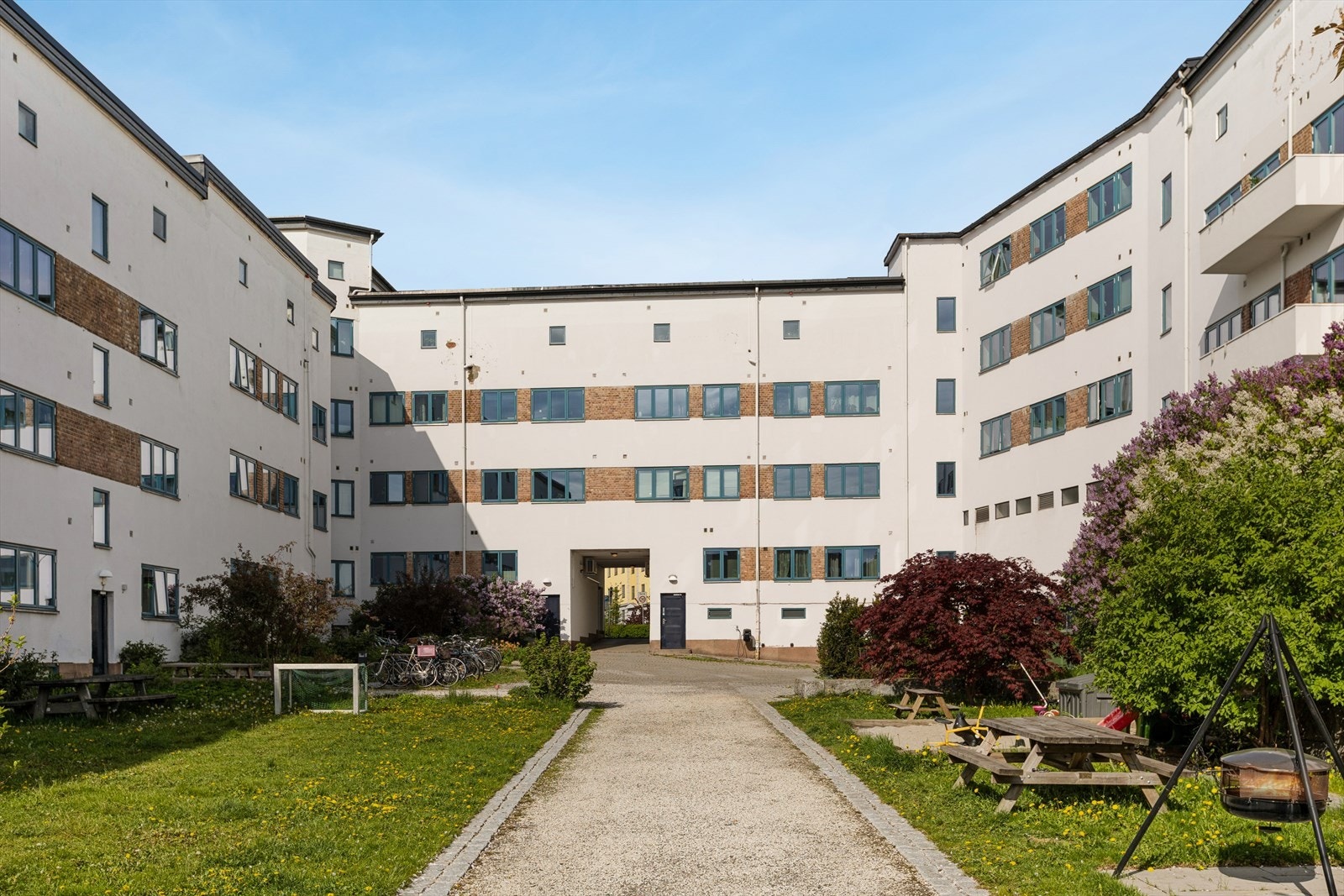 Funkisgården er kjent for sitt gode naboskap, og bakgården blir som en privat park for beboerne - med plen, blomster og sittegrupper. Galleribilde