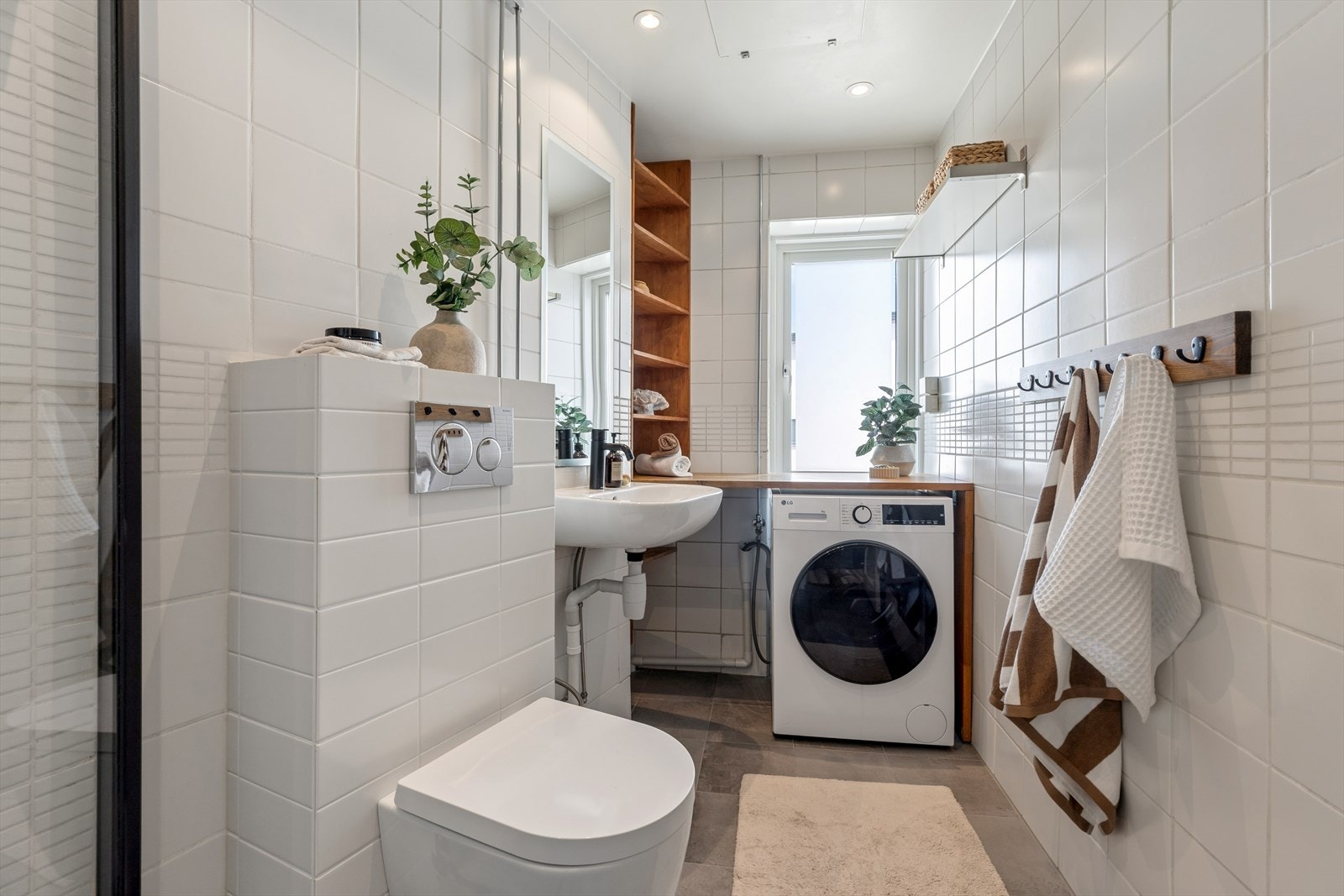Badet ble oppgradert i 2021 med nye varmekabler, gulvfliser, servant, armatur, toalett og dusjdører. Downlights ble montert samme år. Fyring og varmtvann er inkludert i felleskostnadene. Galleribilde