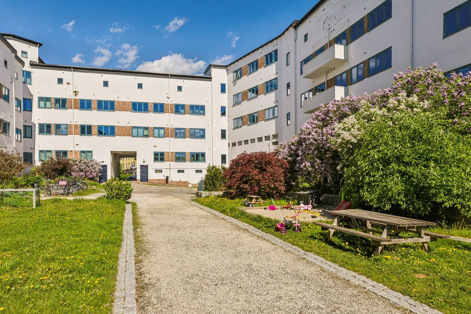 Felles bakgård. Galleribilde