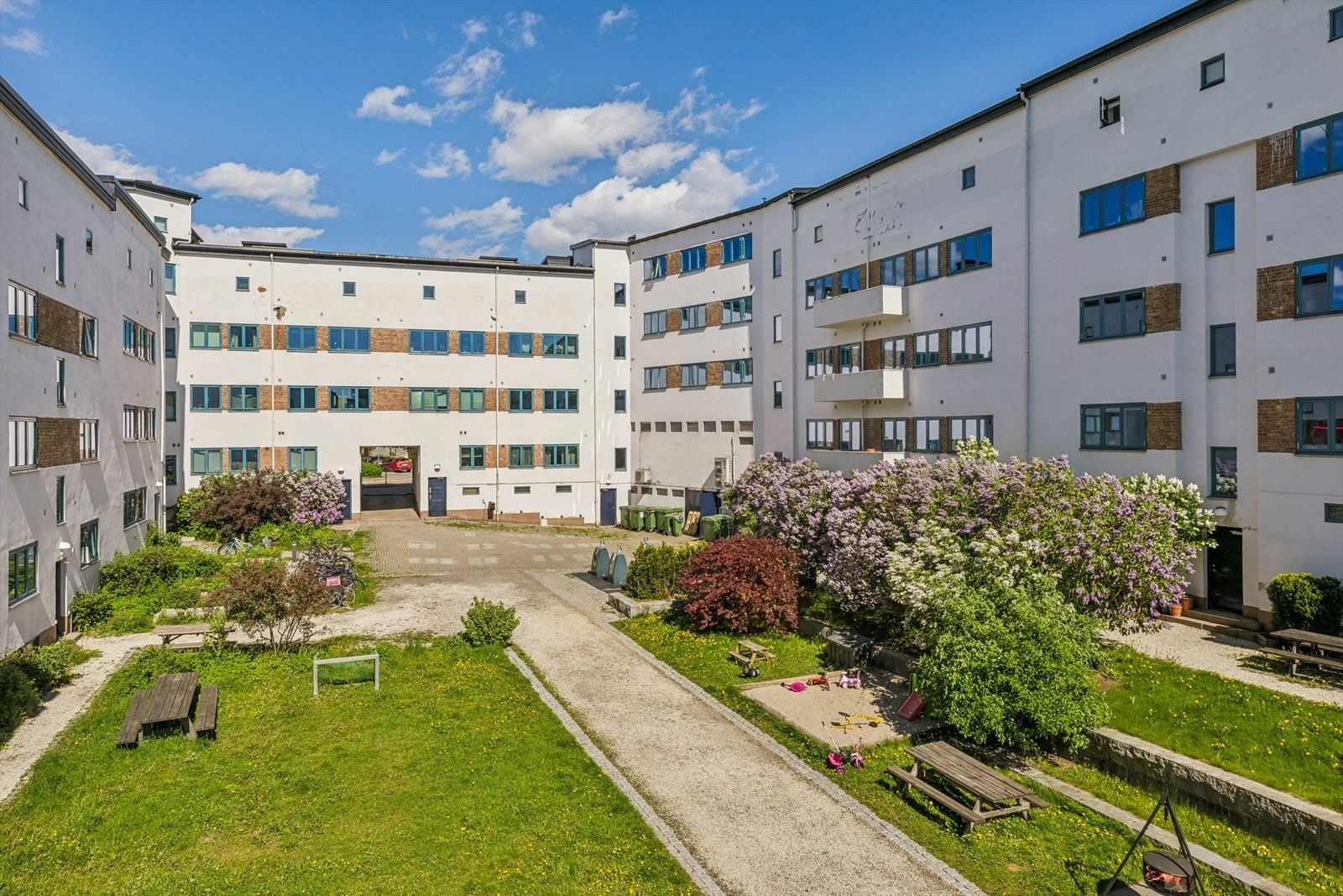 Hagegruppa har bidratt til beplanting og urbant landbruk i bakgården. Galleribilde