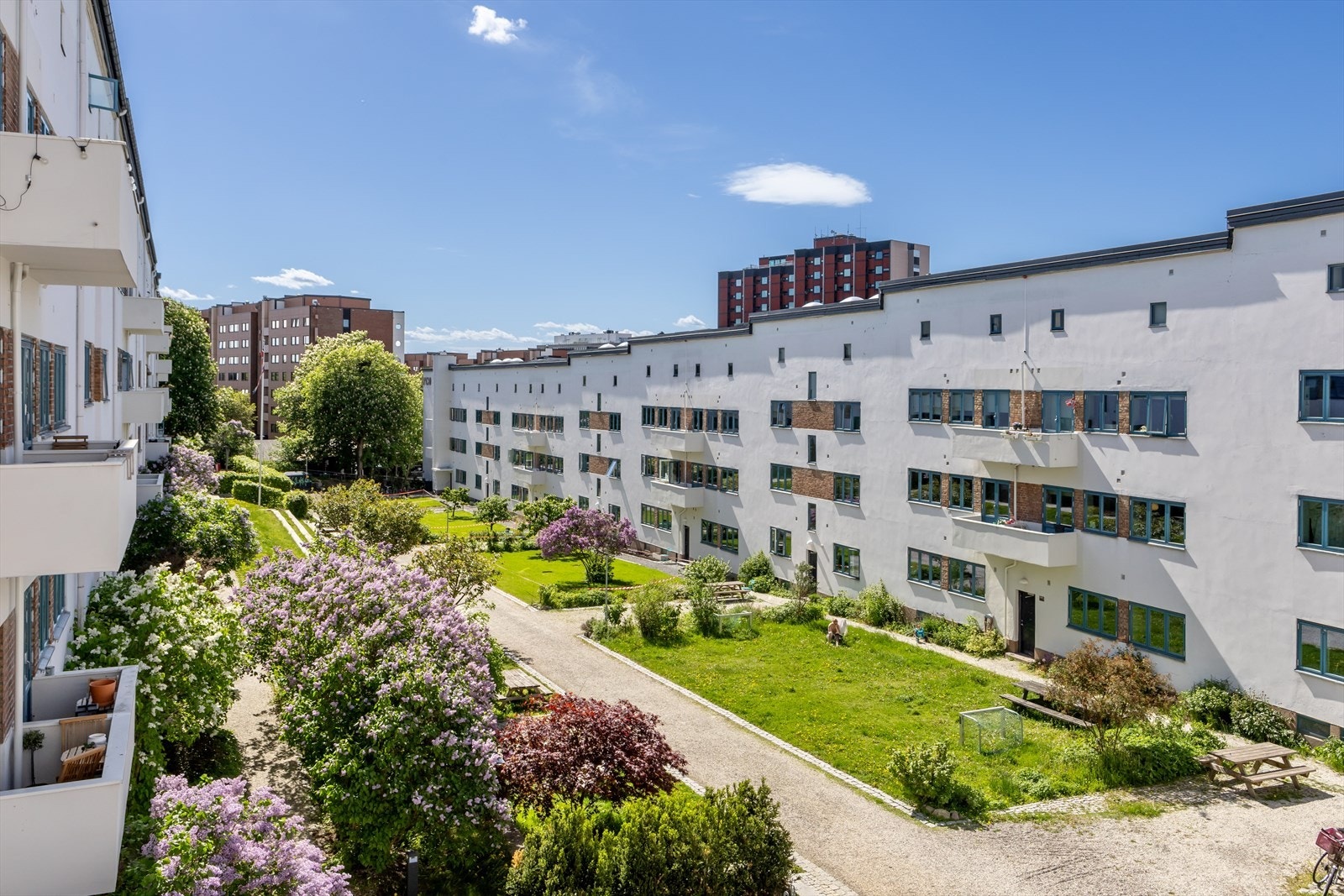 Fra soveromssiden vender boligen mot den grønne og blomstrende bakgården - en rolig og frodig utsikt som man vil sette pris på. Galleribilde