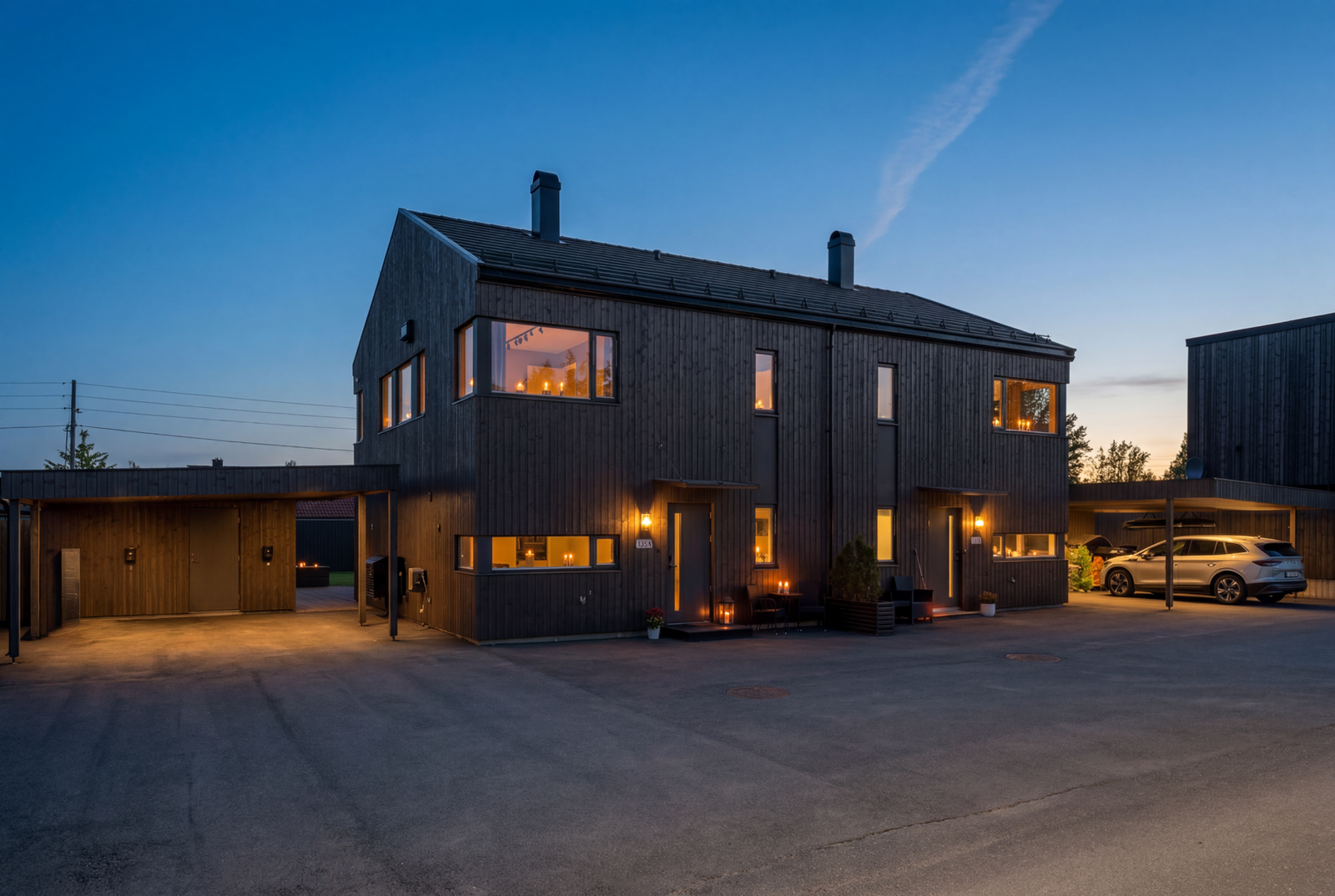 Parkering under dobbel carport med 2 elbil ladere. Den store asfalterte gårdsplassen har god plass til flere biler som passer godt ved sammenkomster. Galleribilde