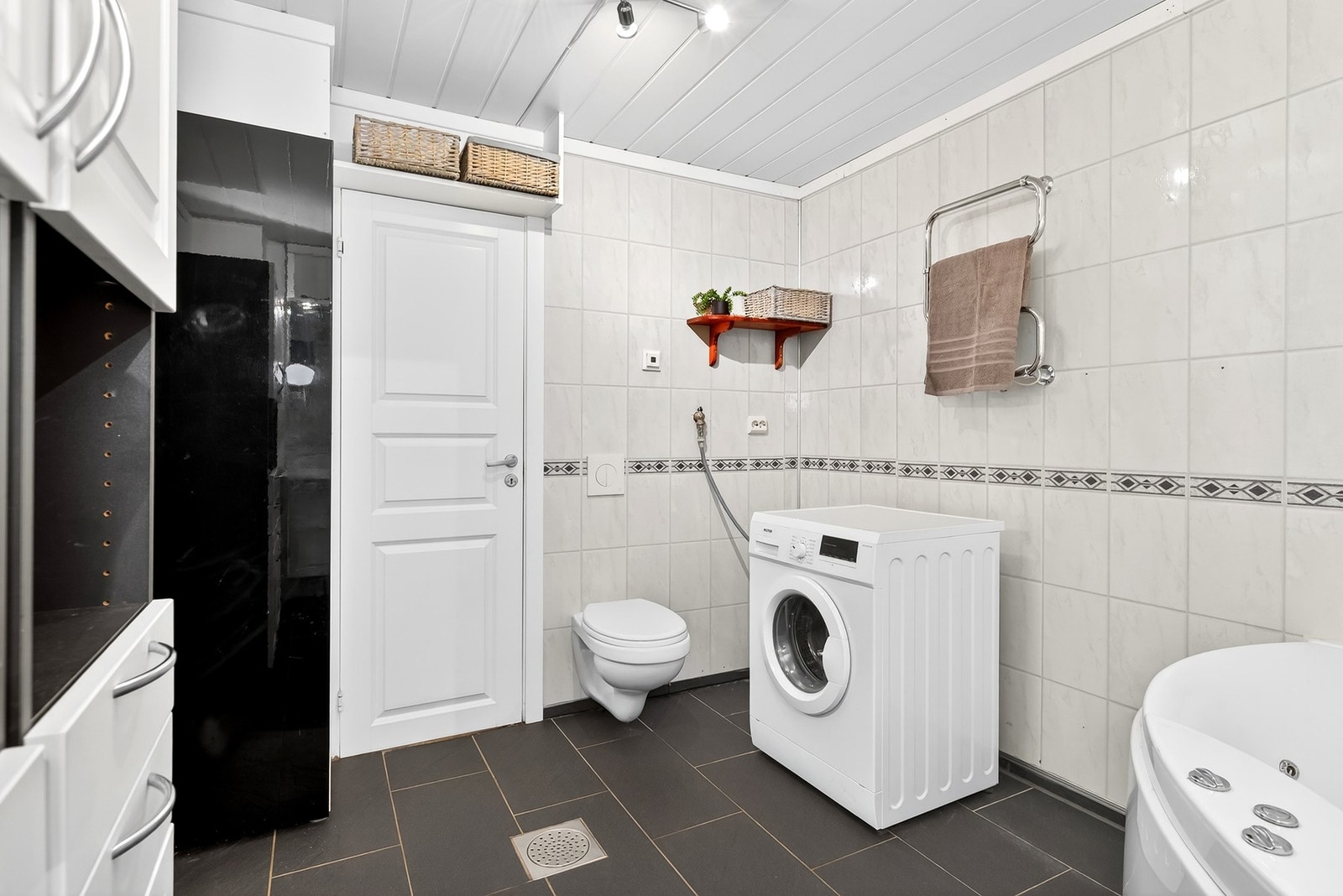 Vegghengt toalett og opplegg for vaskemaskin. Galleribilde