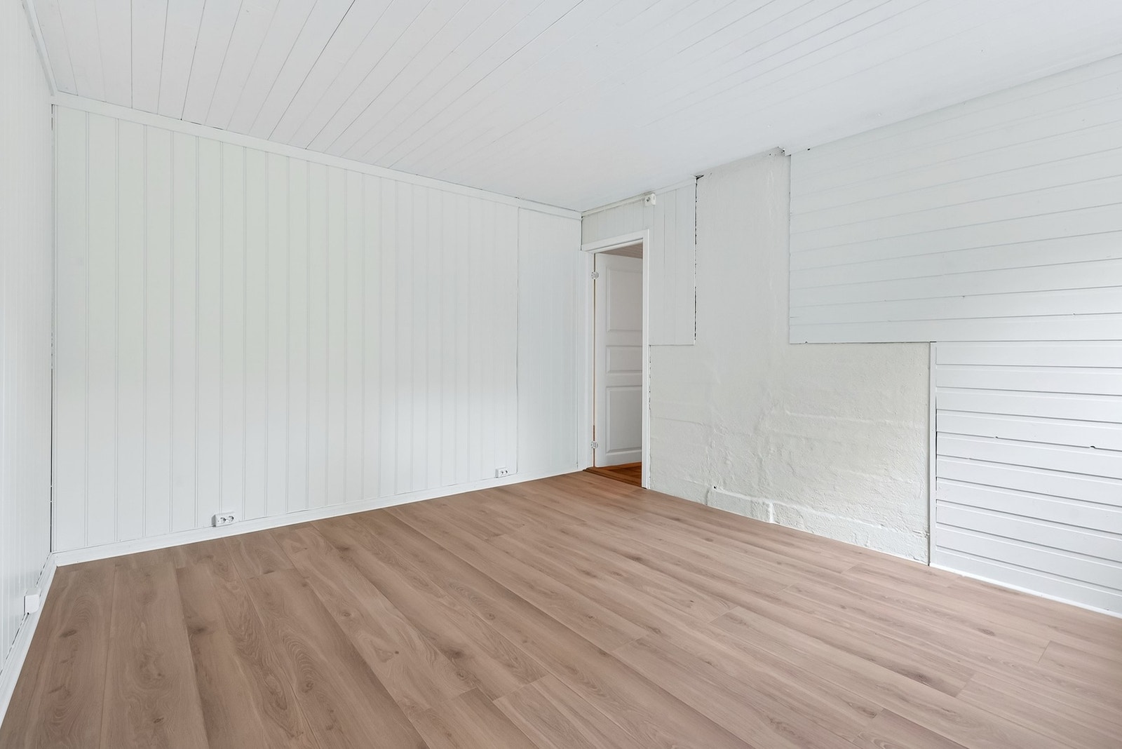 Soverom 5 - stort og lyst med god plass til dobbelt seng og øvrig møblement. Galleribilde